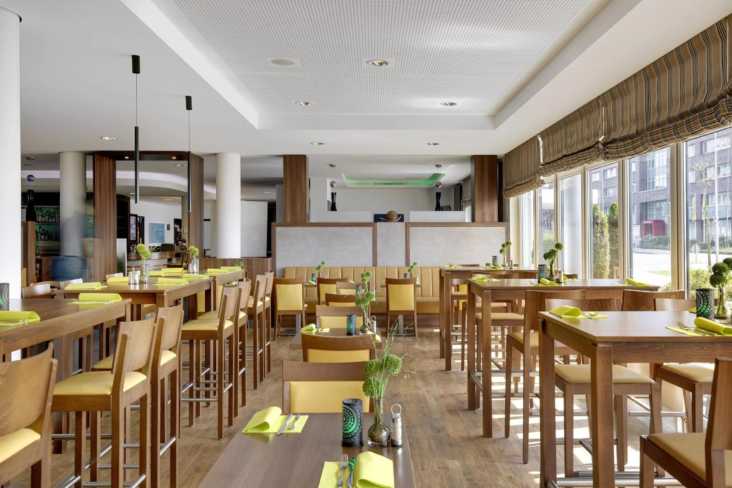 Restaurant/places to eat in Holiday Inn Express Bremen Airport by IHG