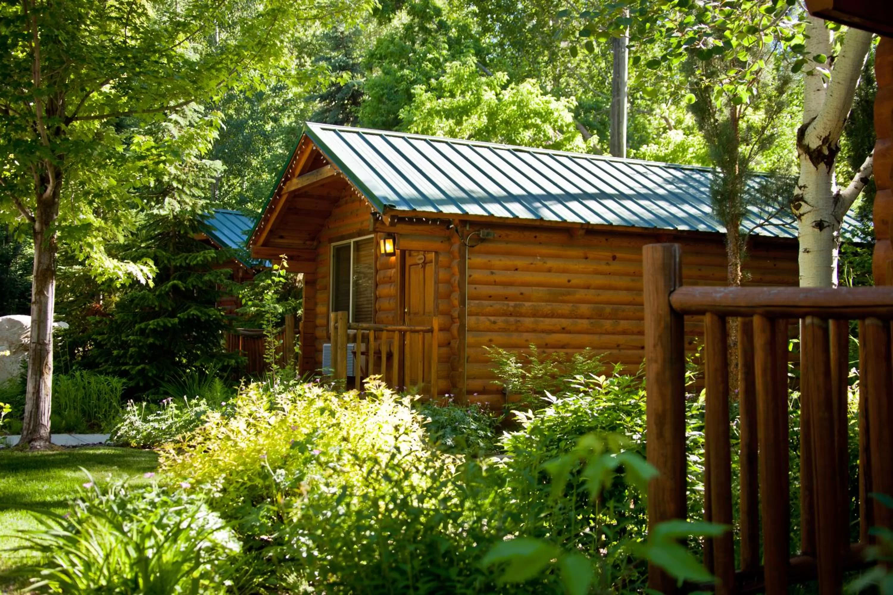 Garden view, Property Building in Alaskan Inn and Spa