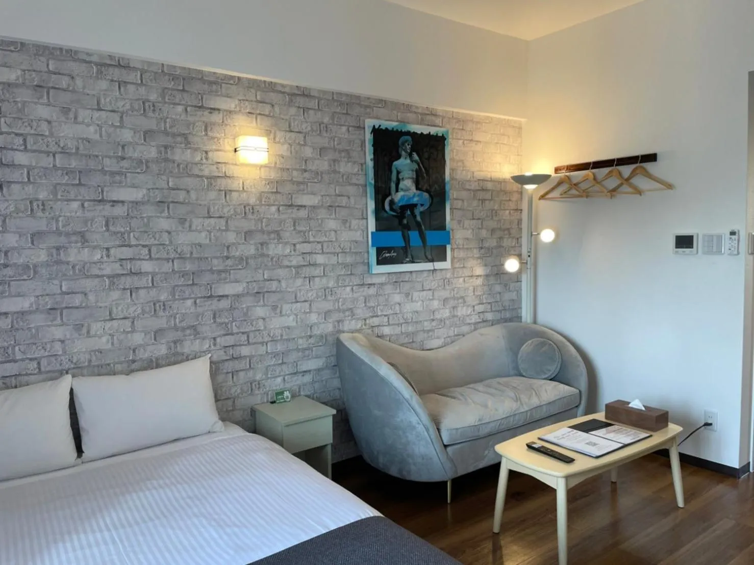 Photo of the whole room, Bed in New Normal Hotel in NAMINOUE ニューノーマルホテルイン波の上