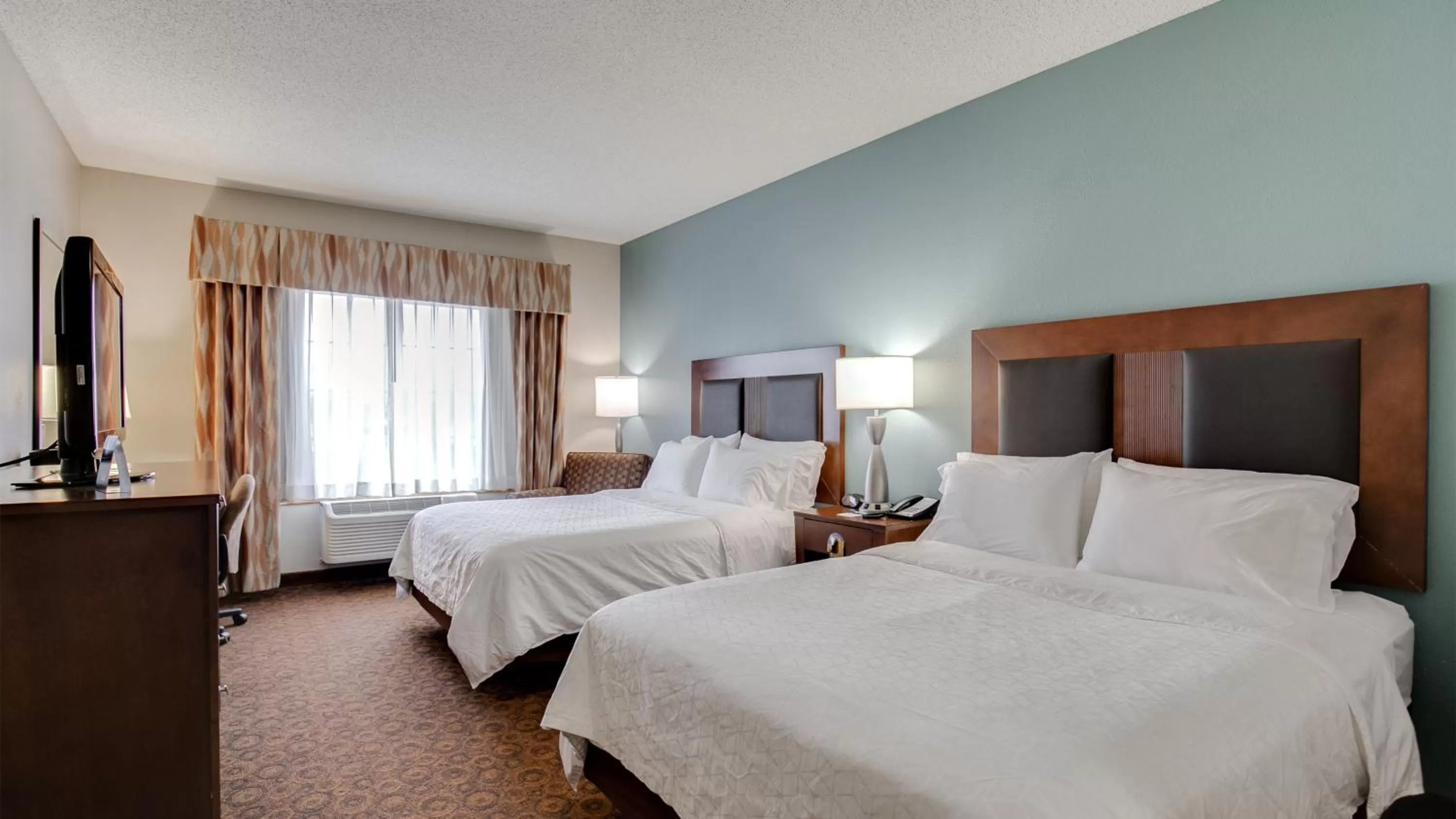Photo of the whole room, Bed in Holiday Inn Express and Suites St. Cloud by IHG