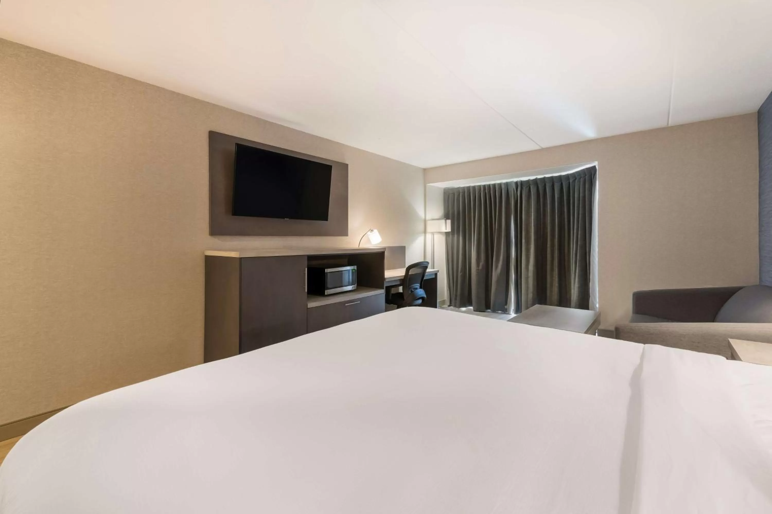 Bedroom, Bed in Best Western Belleville