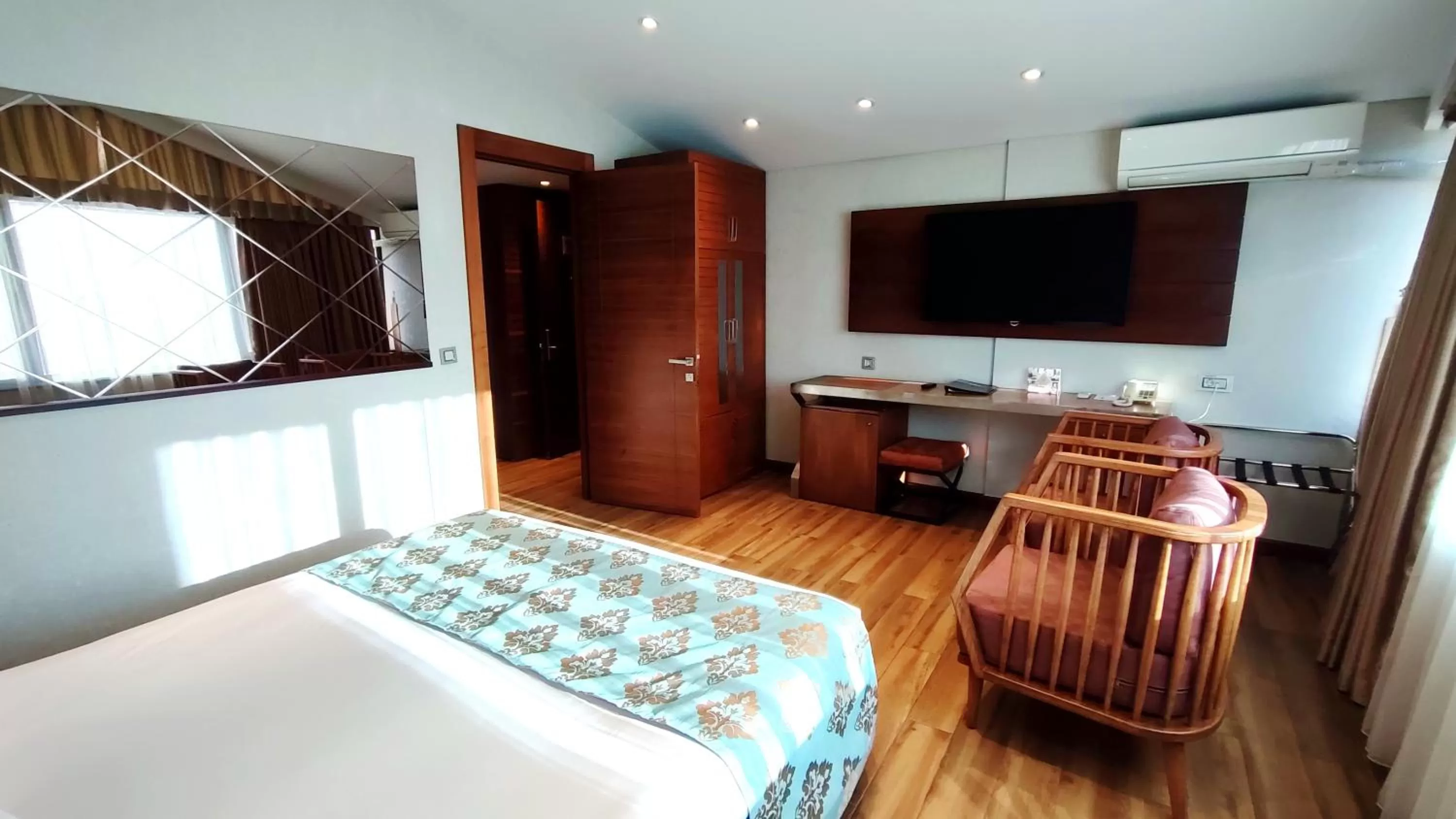 Coffee/tea facilities, Bed in Old Port Hotel