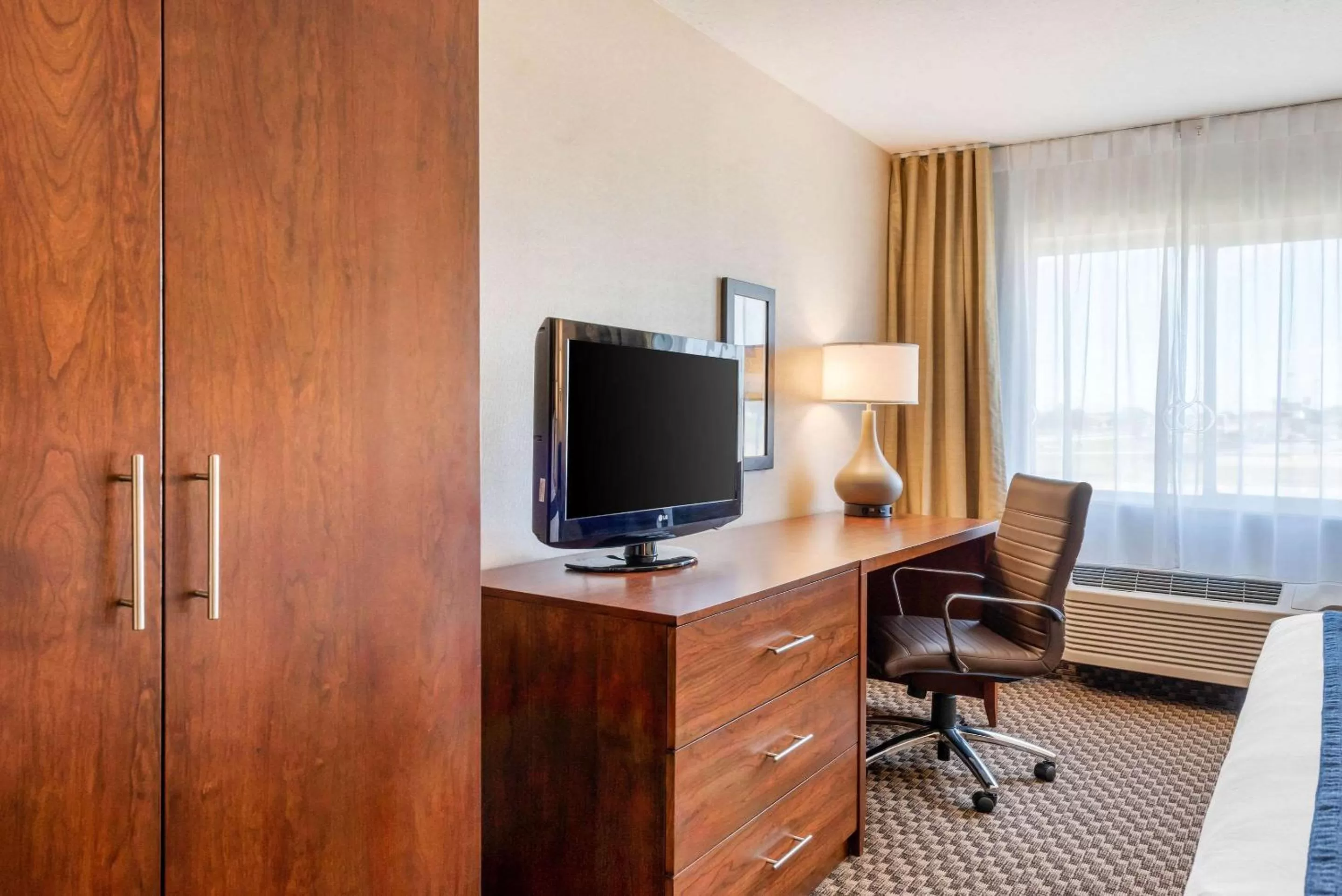 Photo of the whole room, Bed in Comfort Inn & Suites near Route 66