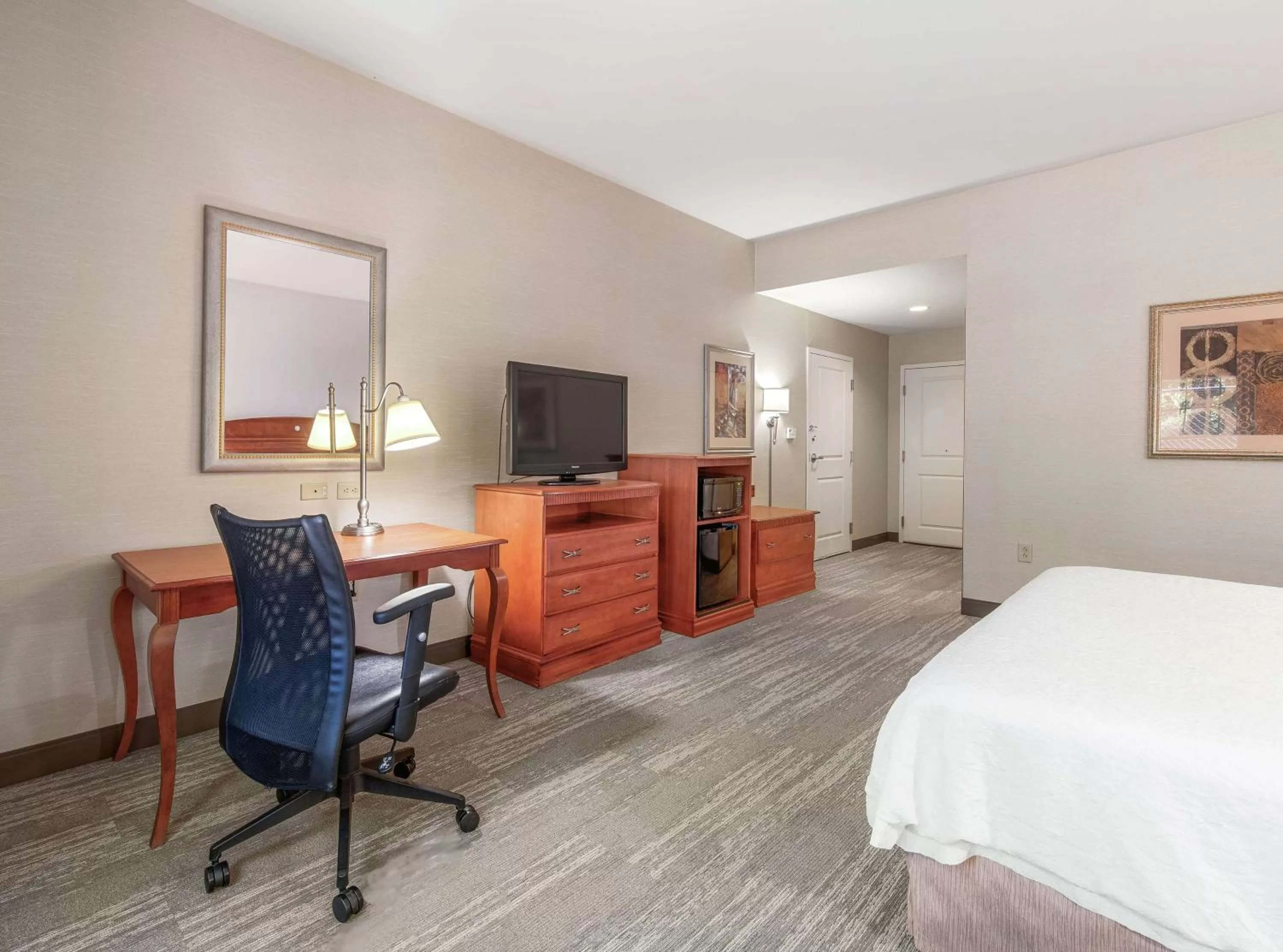 King Room with Tub - Disability Access/Non-Smoking in Hampton Inn & Suites North Conway