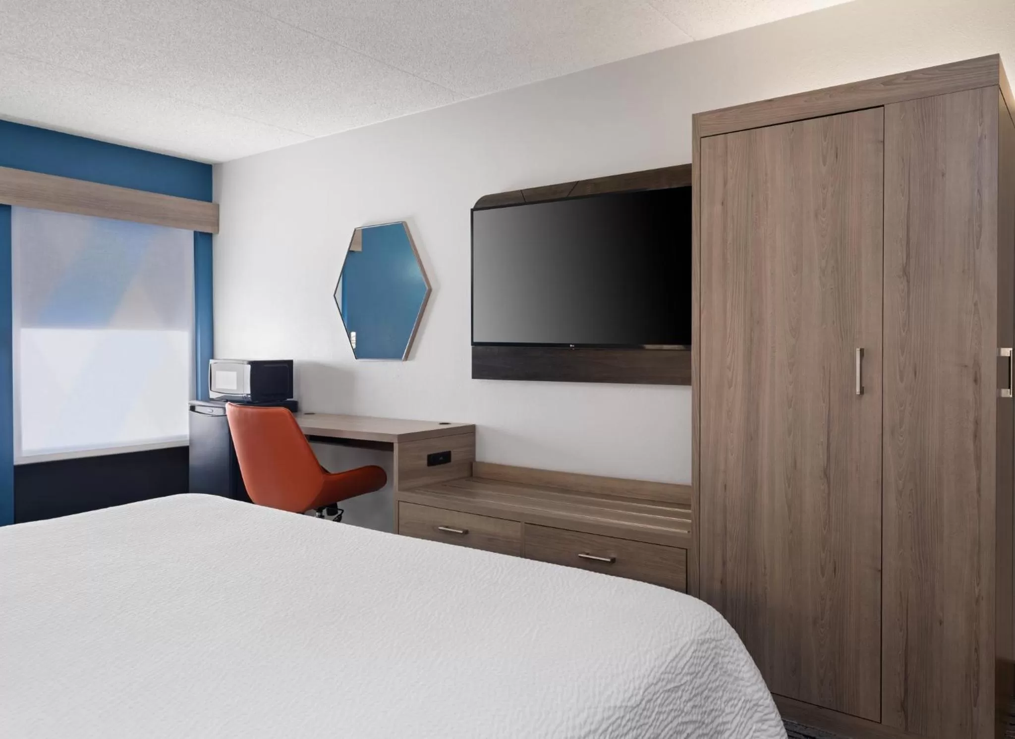 Photo of the whole room, Bed in Holiday Inn Express Indianapolis Airport by IHG