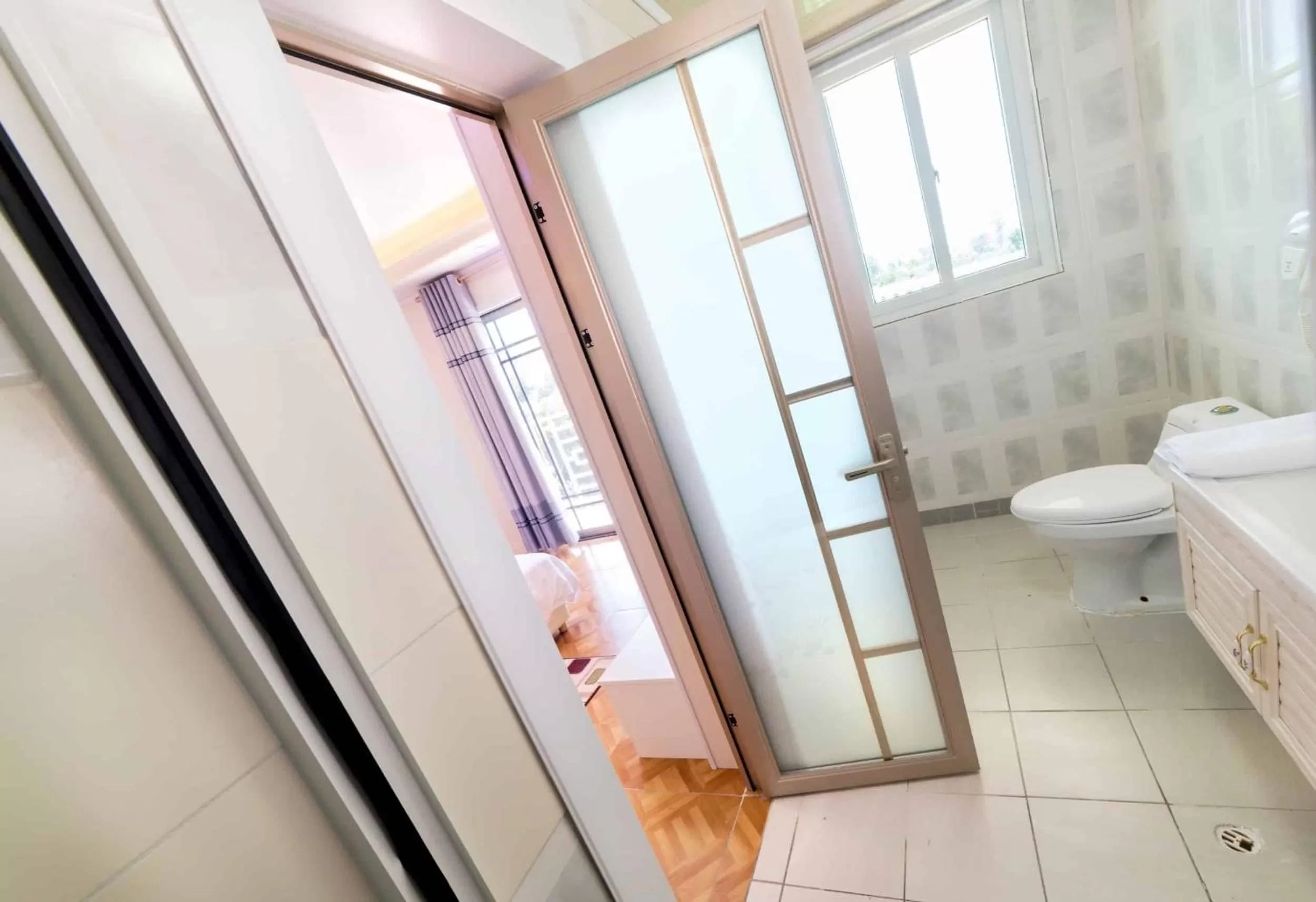 Toilet in Riverside Hotel