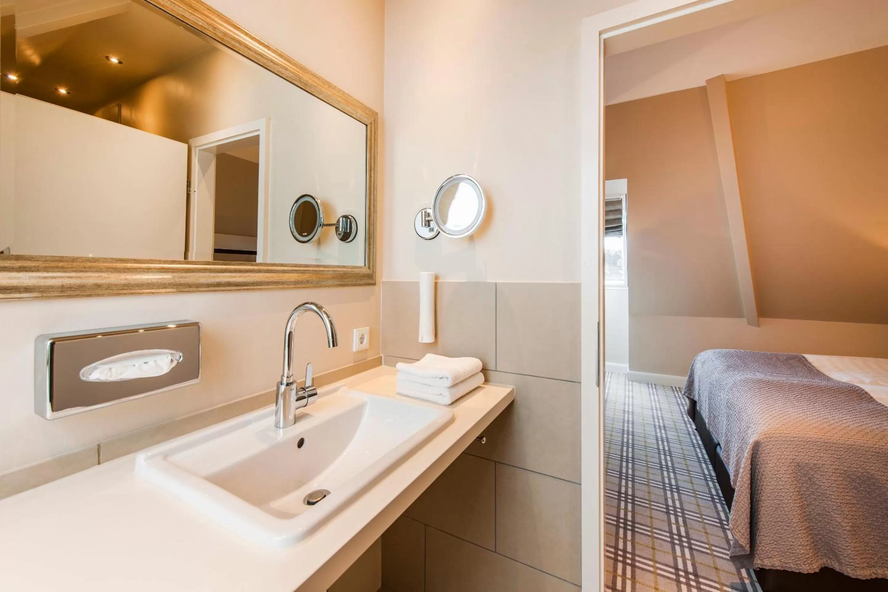 Toilet, Bed in Hotel Birke, Ringhotel Kiel