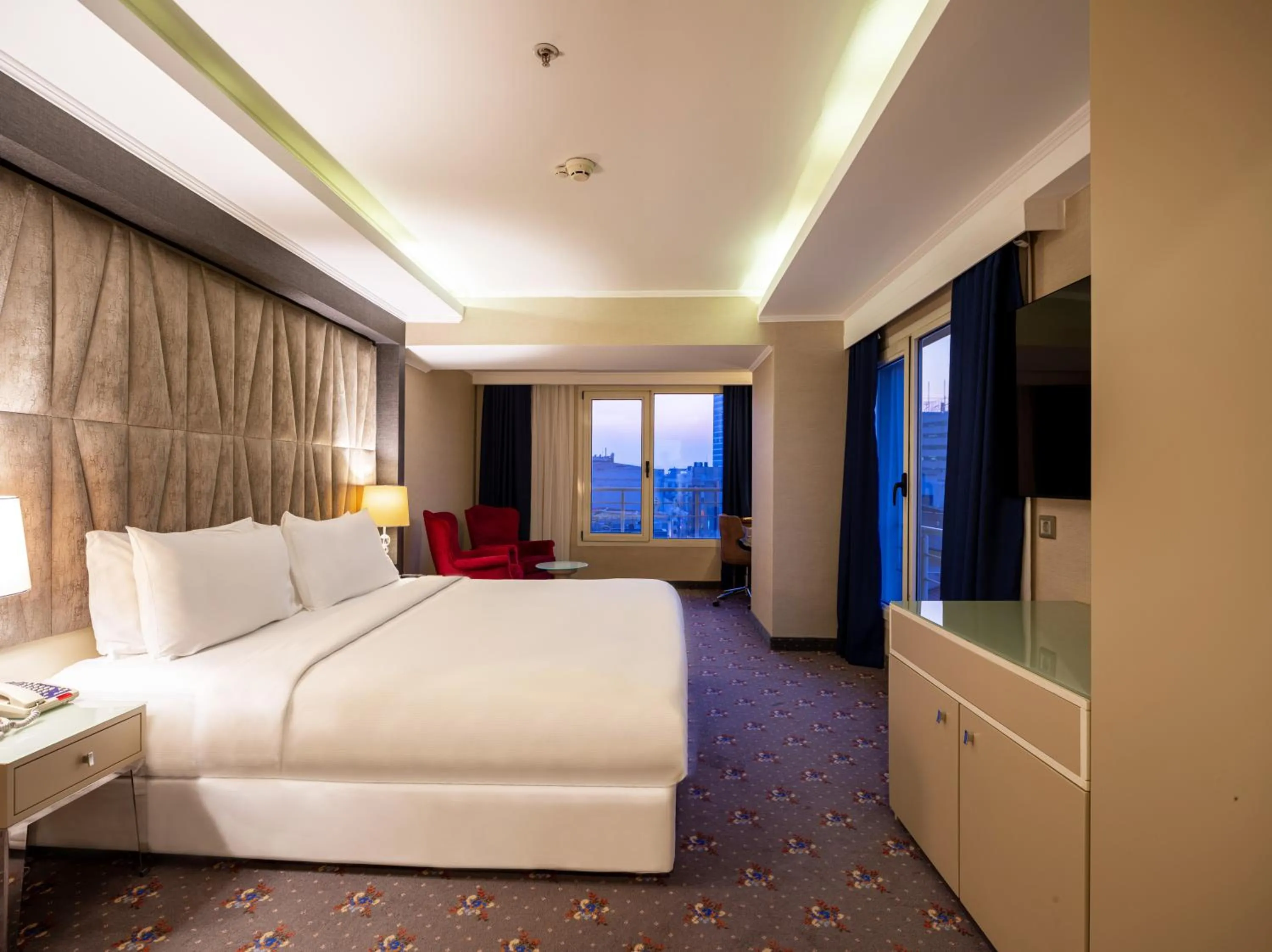 TV and multimedia, Bed in DoubleTree by Hilton Izmir - Alsancak