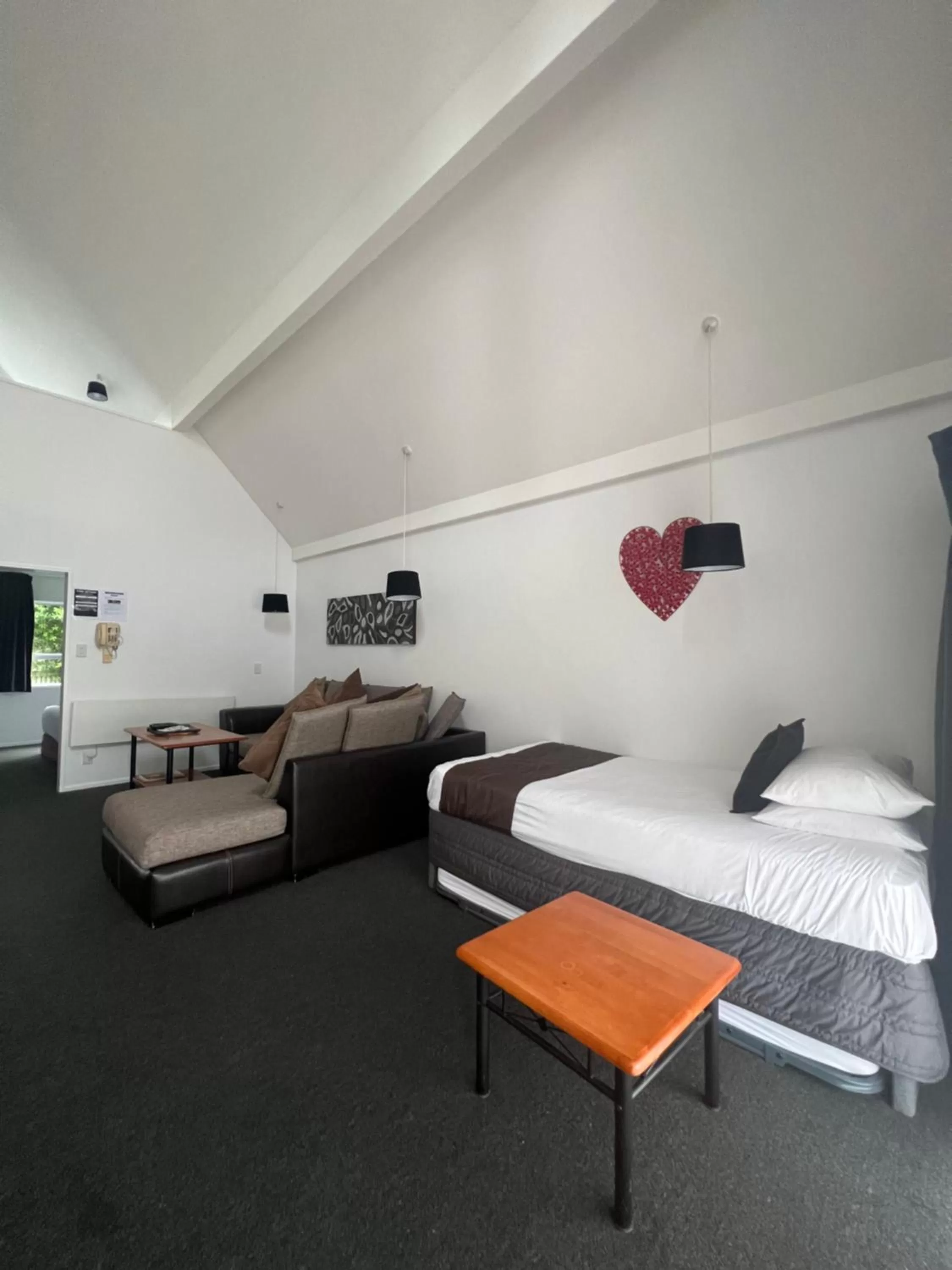 Living room, Bed in ASURE Green Gables Motel