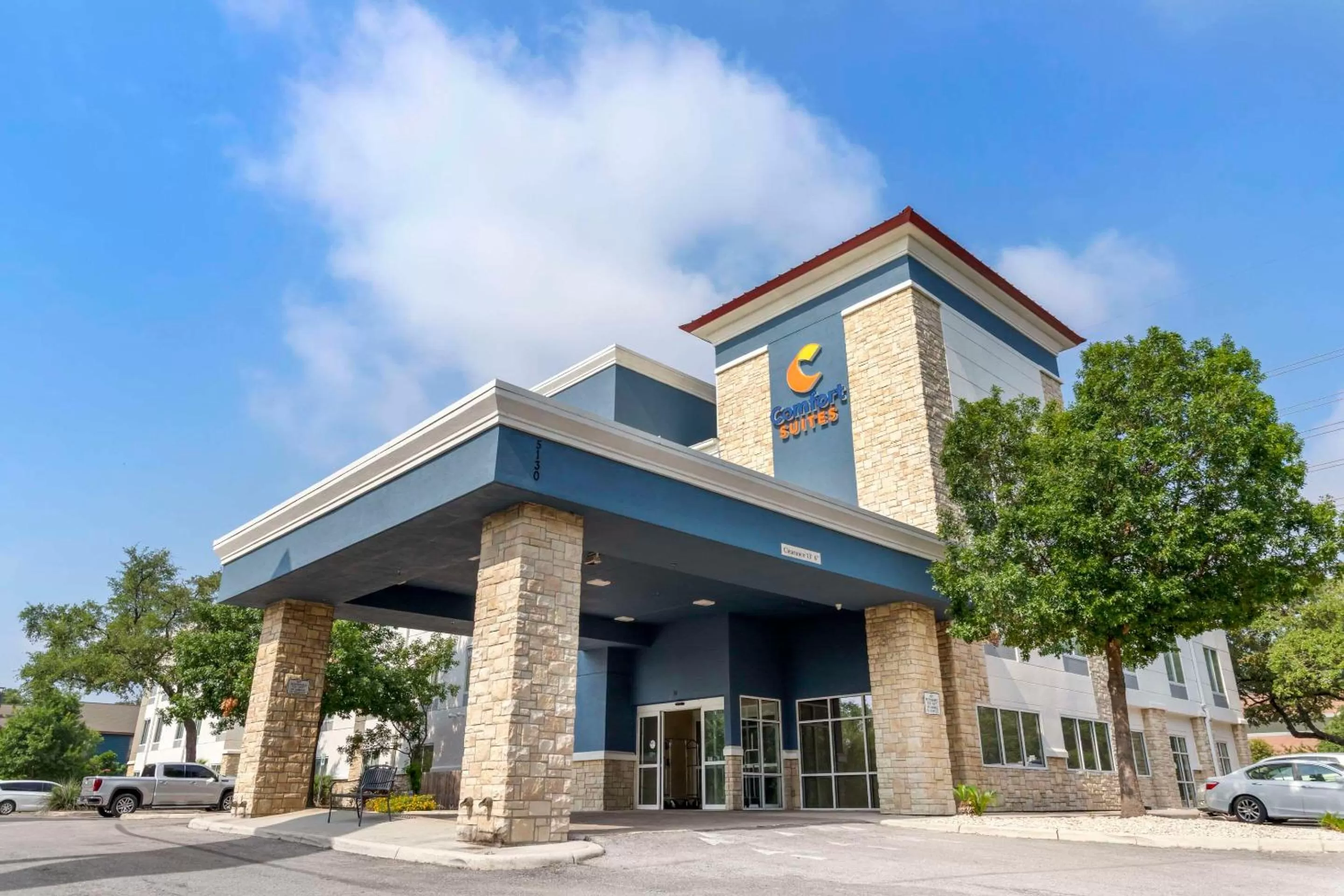 Property building in Comfort Suites Medical Center near Six Flags