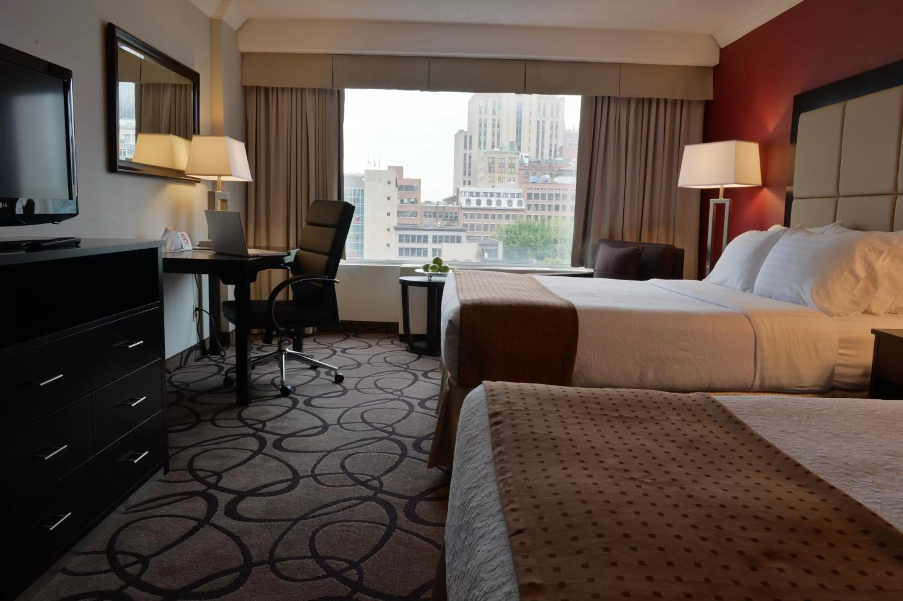 Photo of the whole room, Bed in Holiday Inn Montreal Centre Ville Downtown by IHG