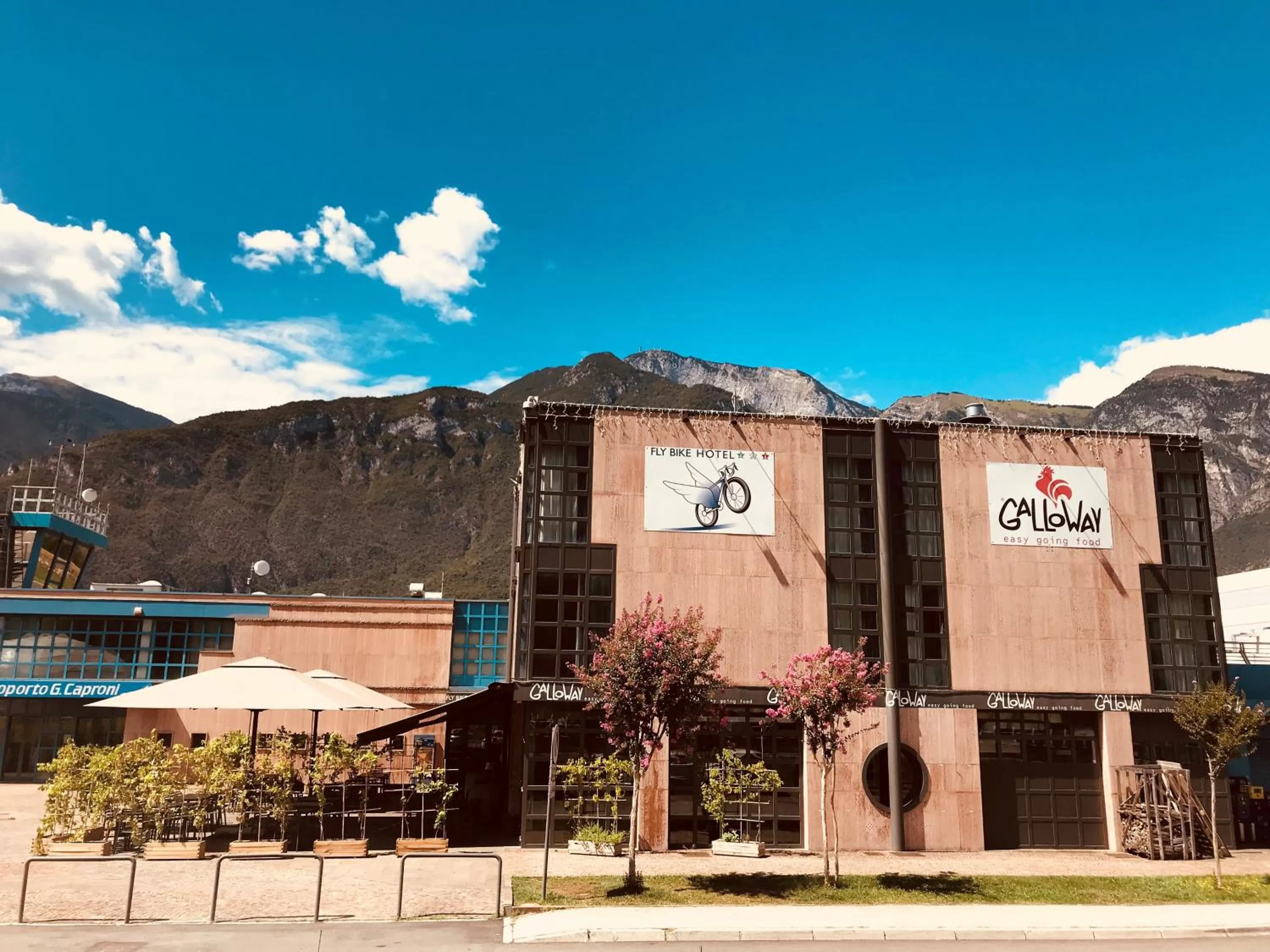 Restaurant/places to eat in Fly Bike Hotel