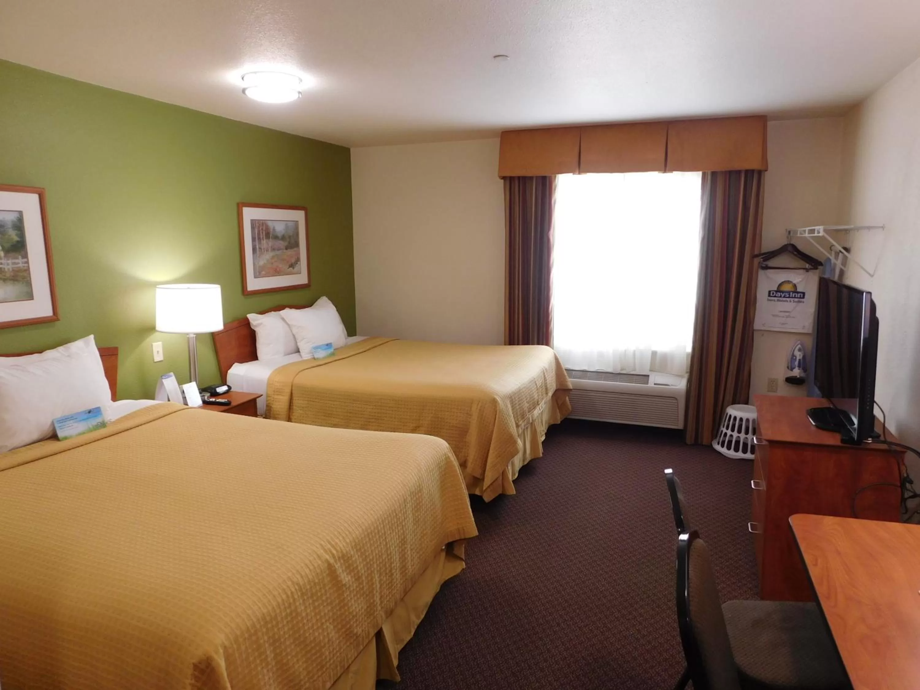 Bedroom, Bed in Days Inn & Suites by Wyndham Rochester South