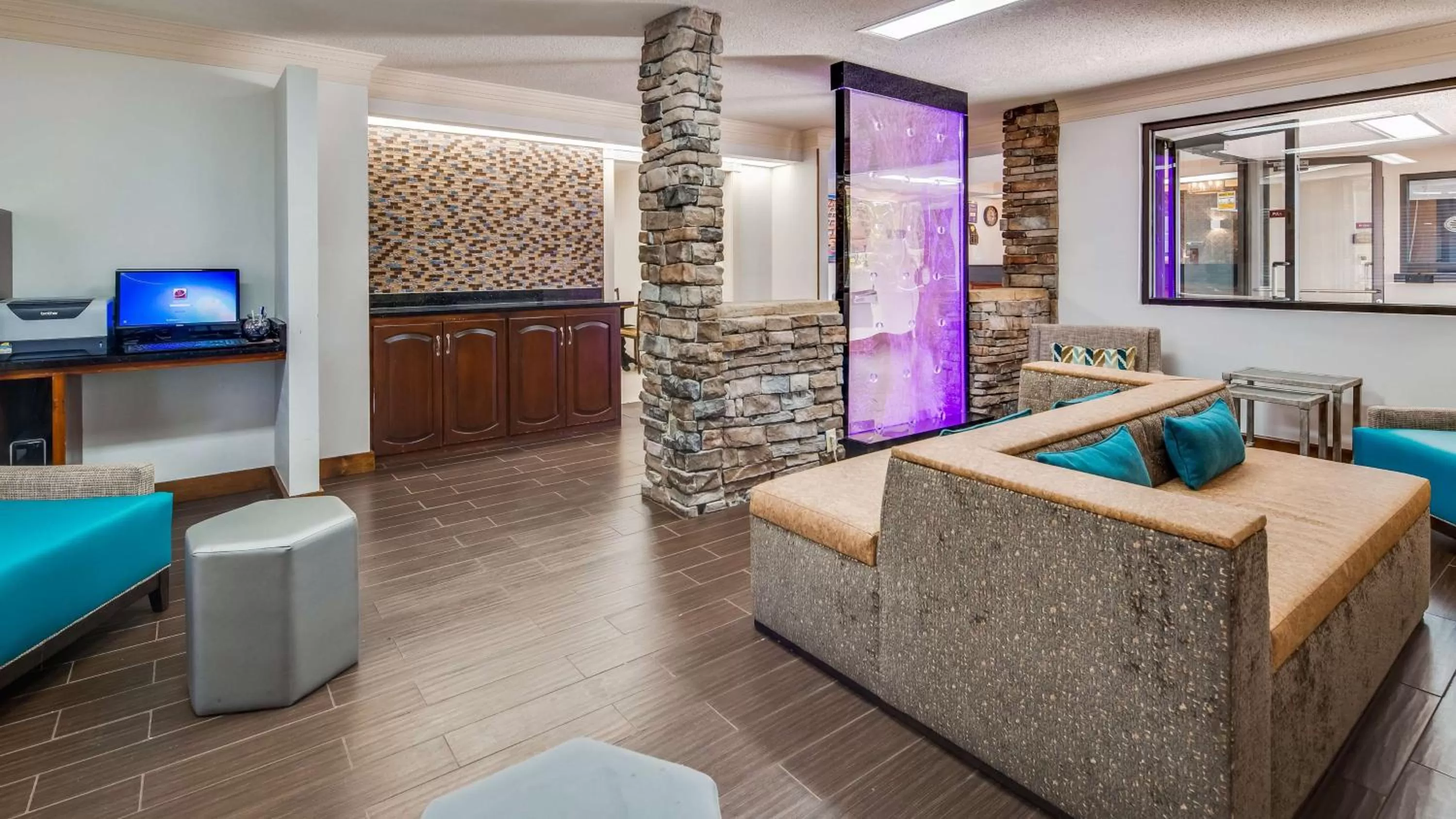 Lobby or reception in Best Western Inn & Suites of Macon