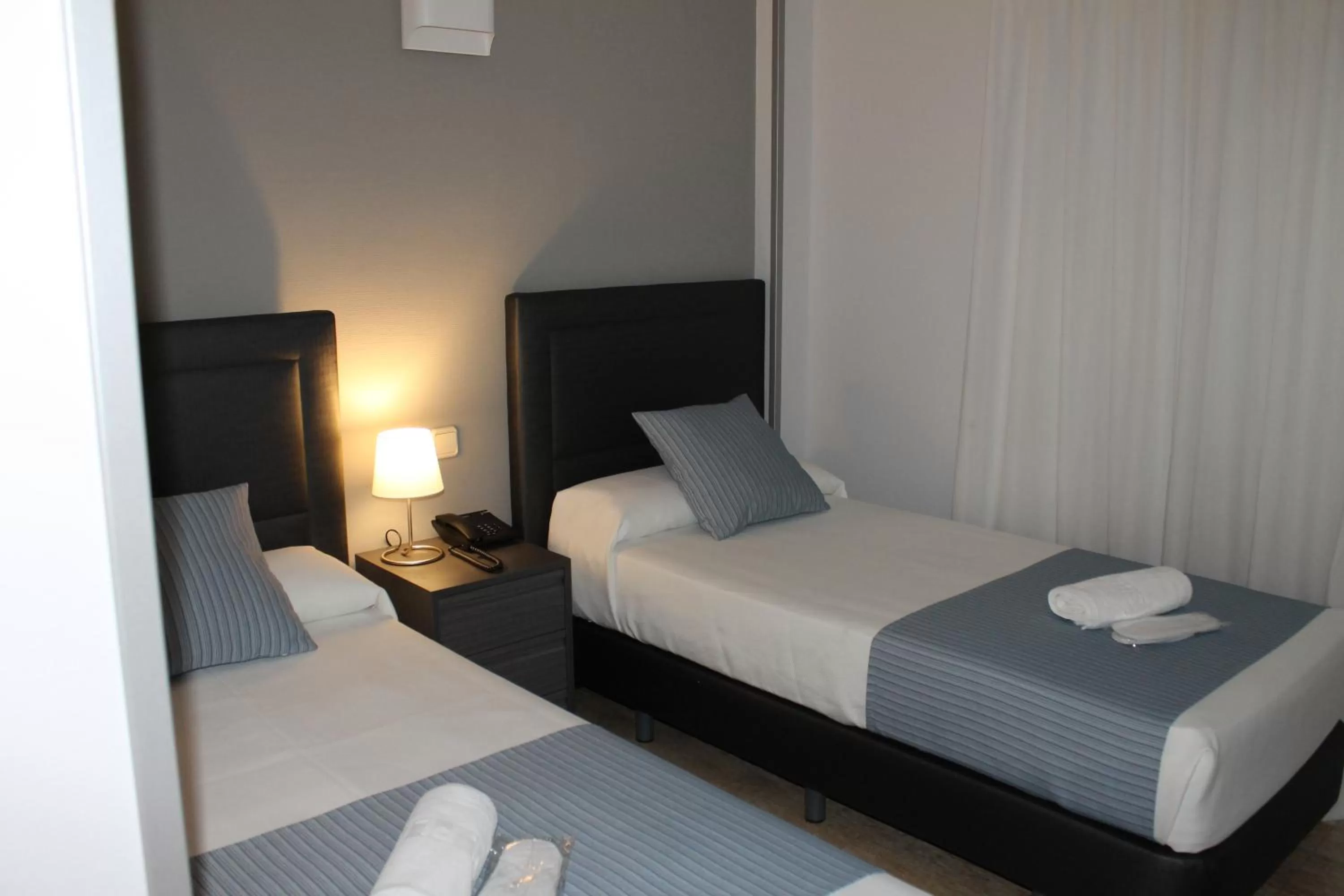 Bed in Hotel Barajas Plaza