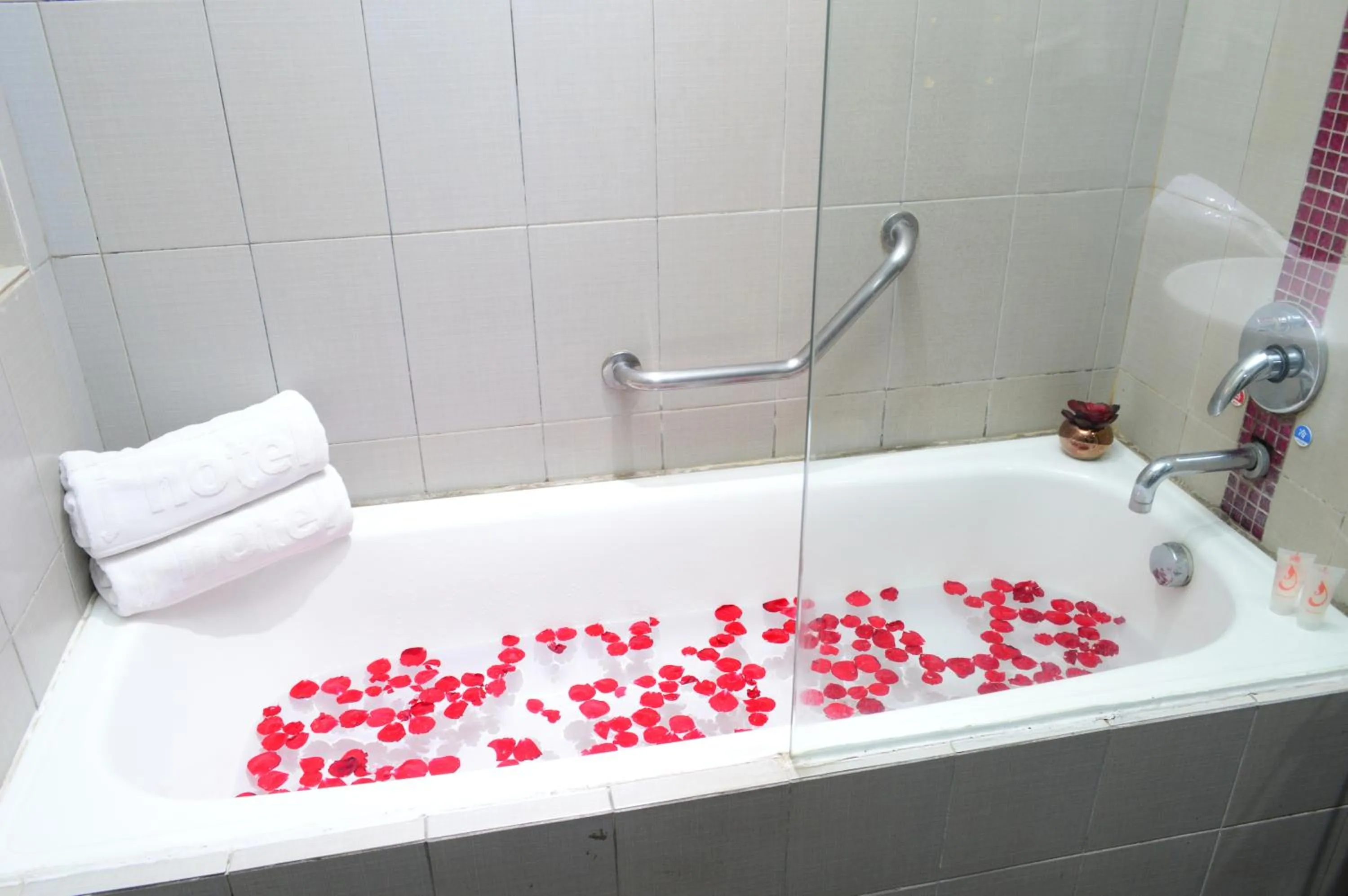 Bathroom in J Hotel - Bandara Soekarno Hatta