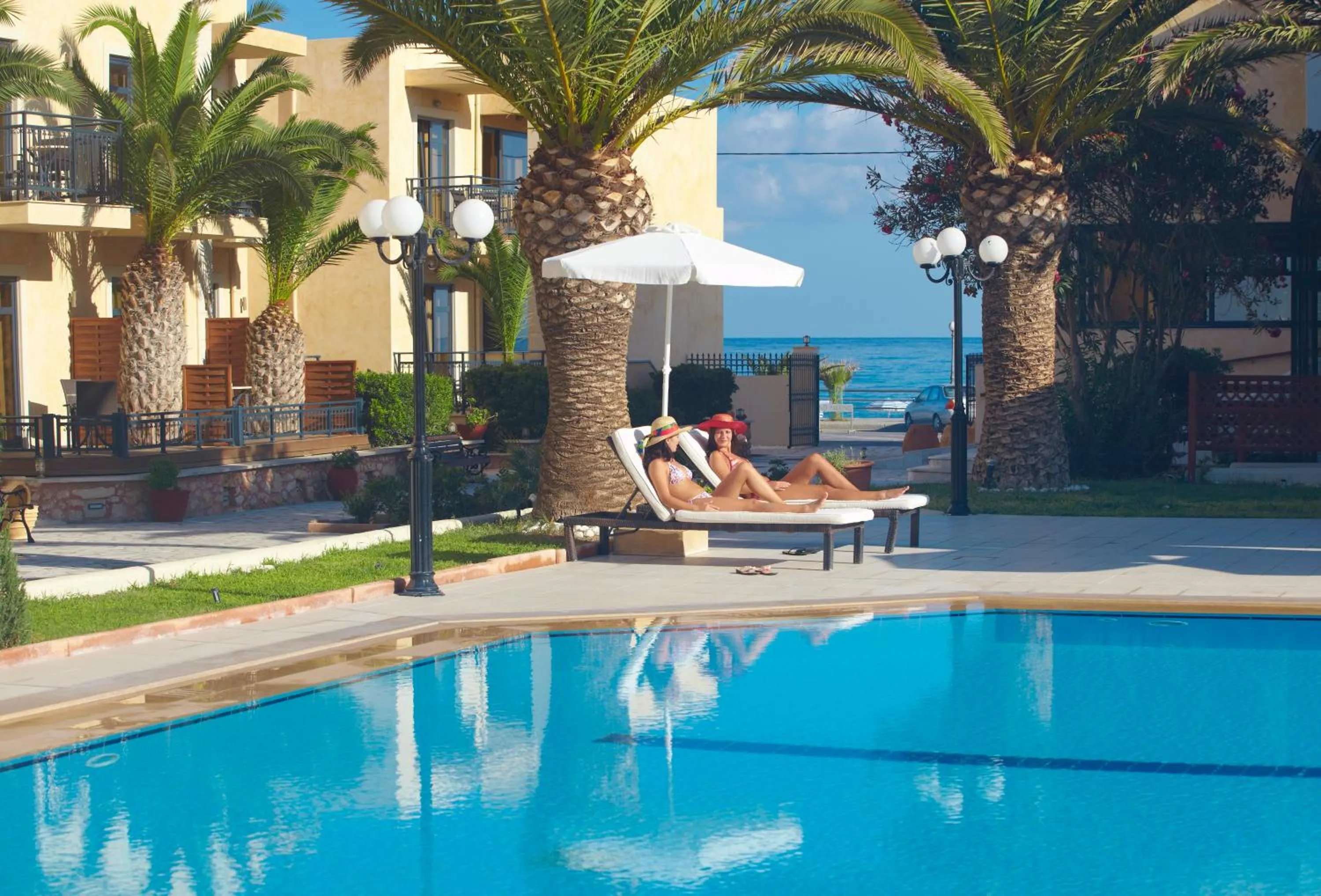 Swimming pool in Atlantis Beach Hotel