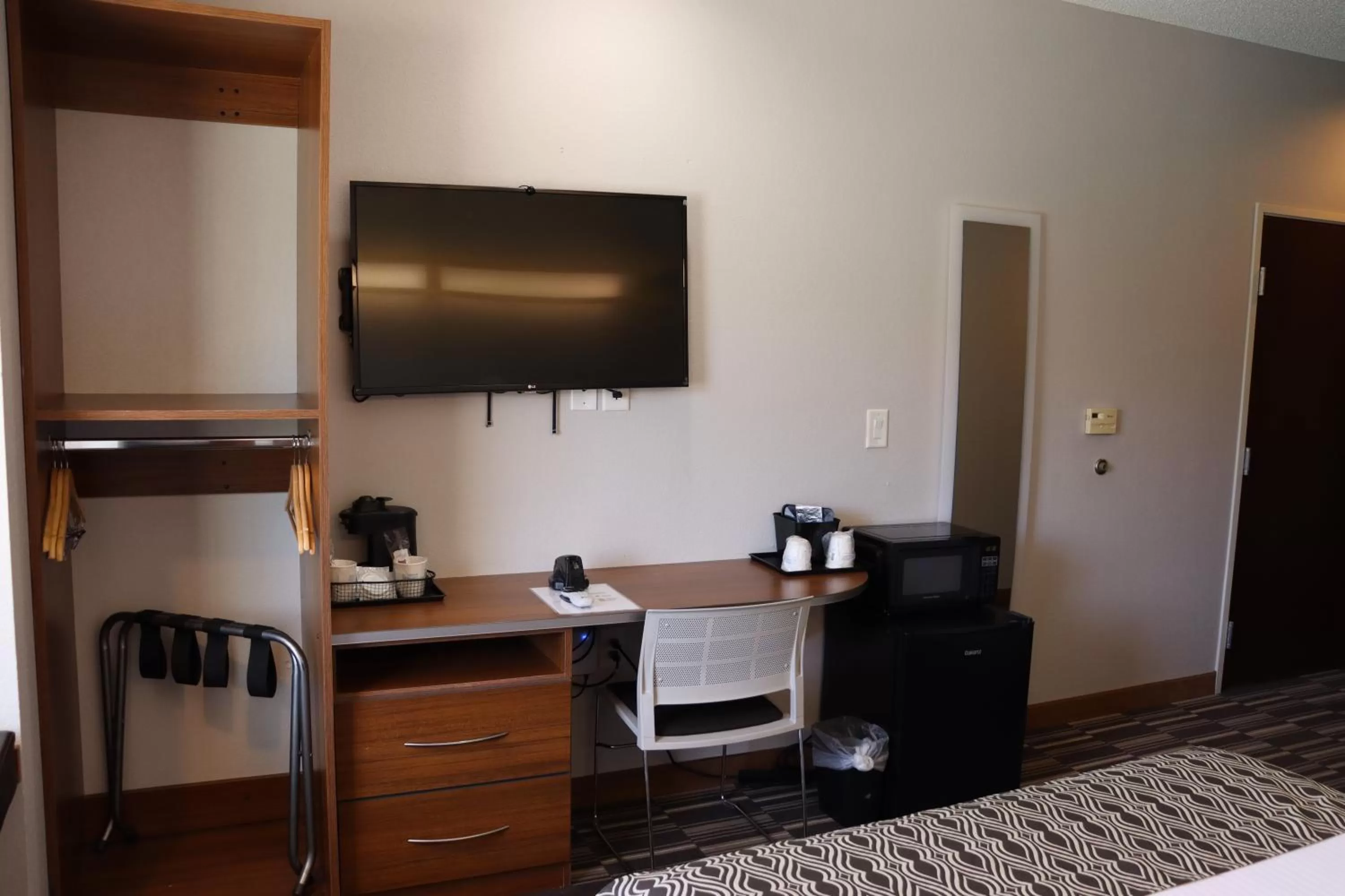 TV and multimedia, Bed in Microtel Inn & Suites by Wyndham Columbus Near Fort Moore