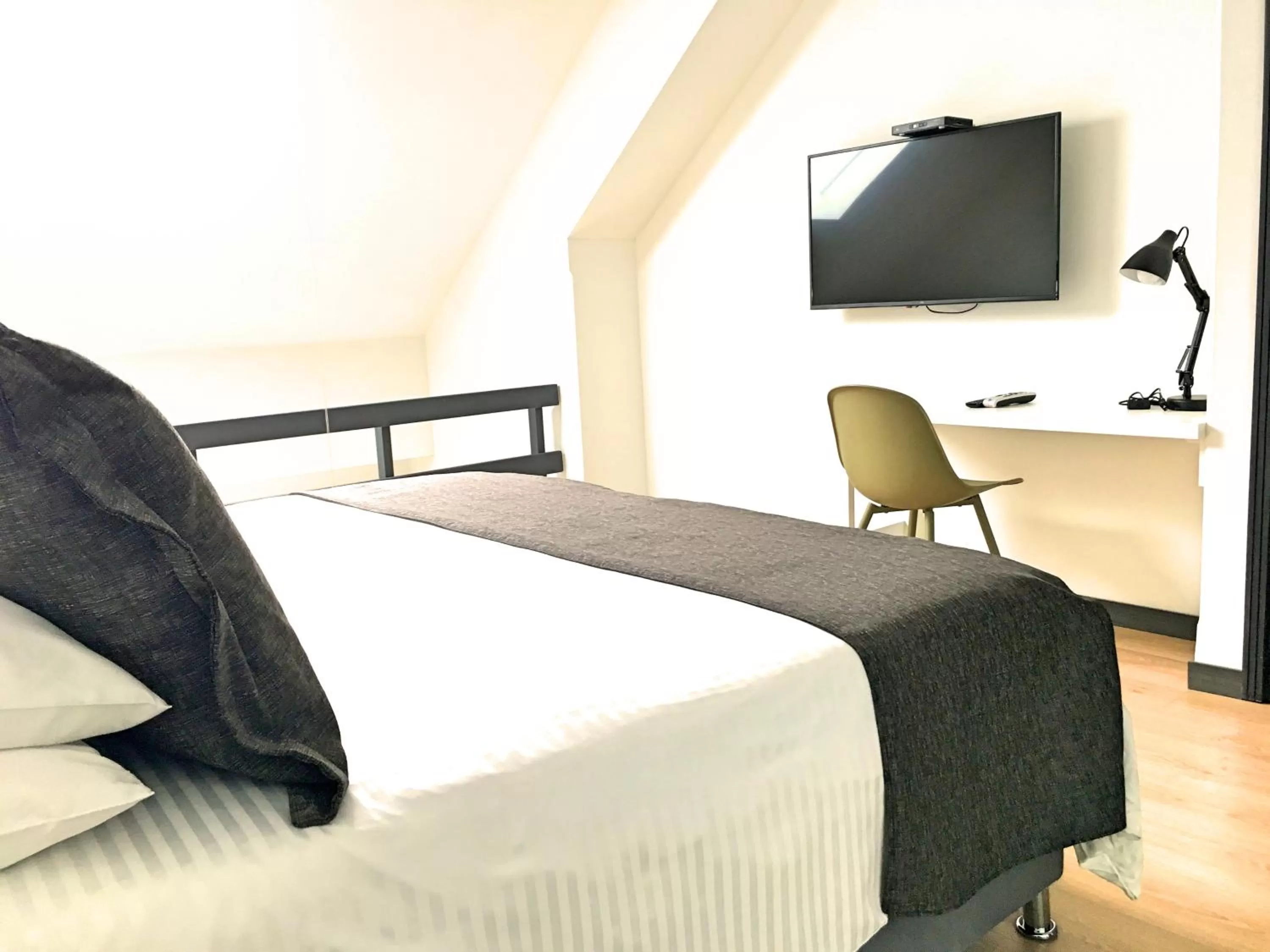 Bed in Cora 96 Street Apartments