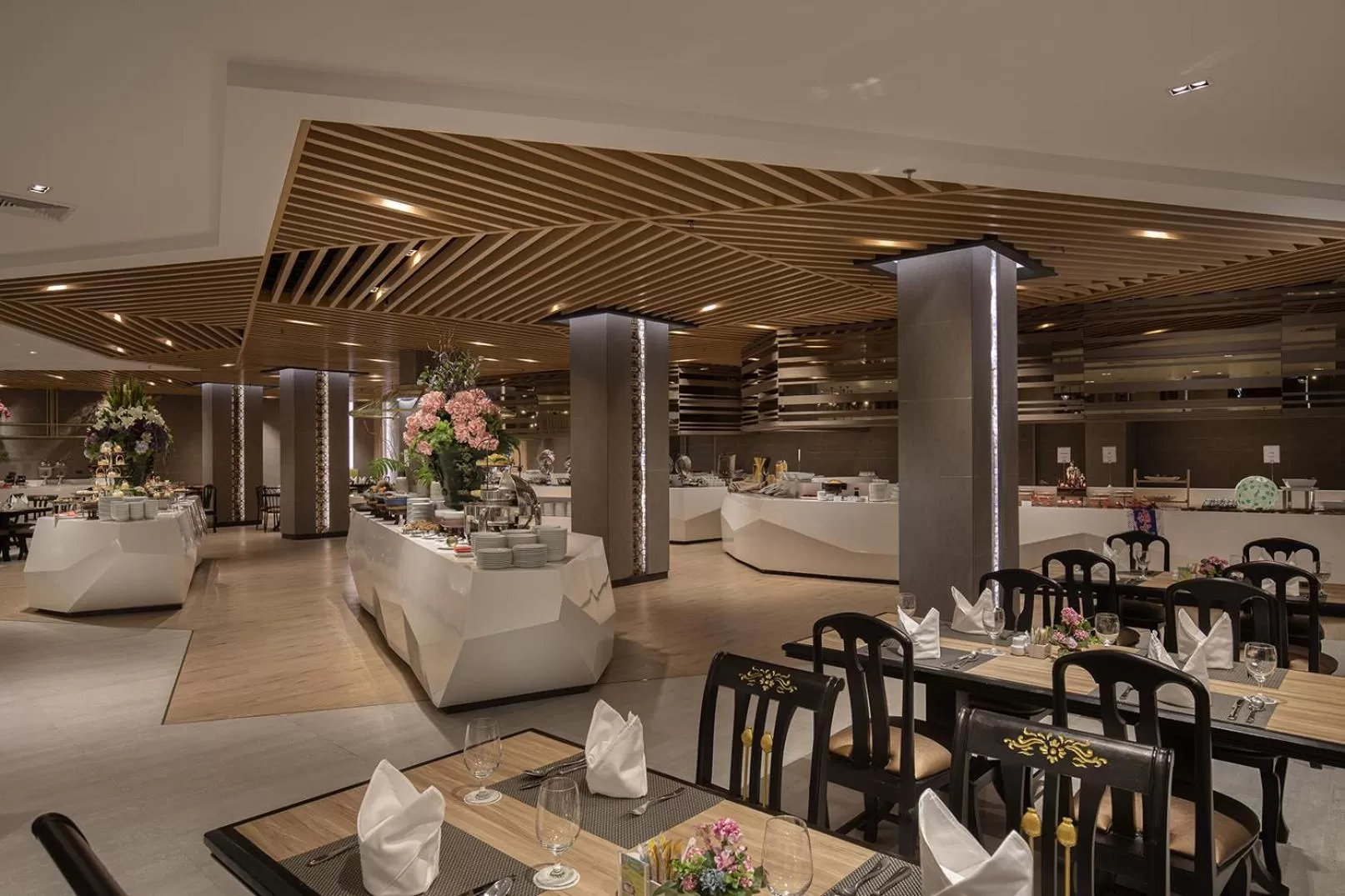 Restaurant/places to eat in The Heritage Chiang Rai Hotel and Convention