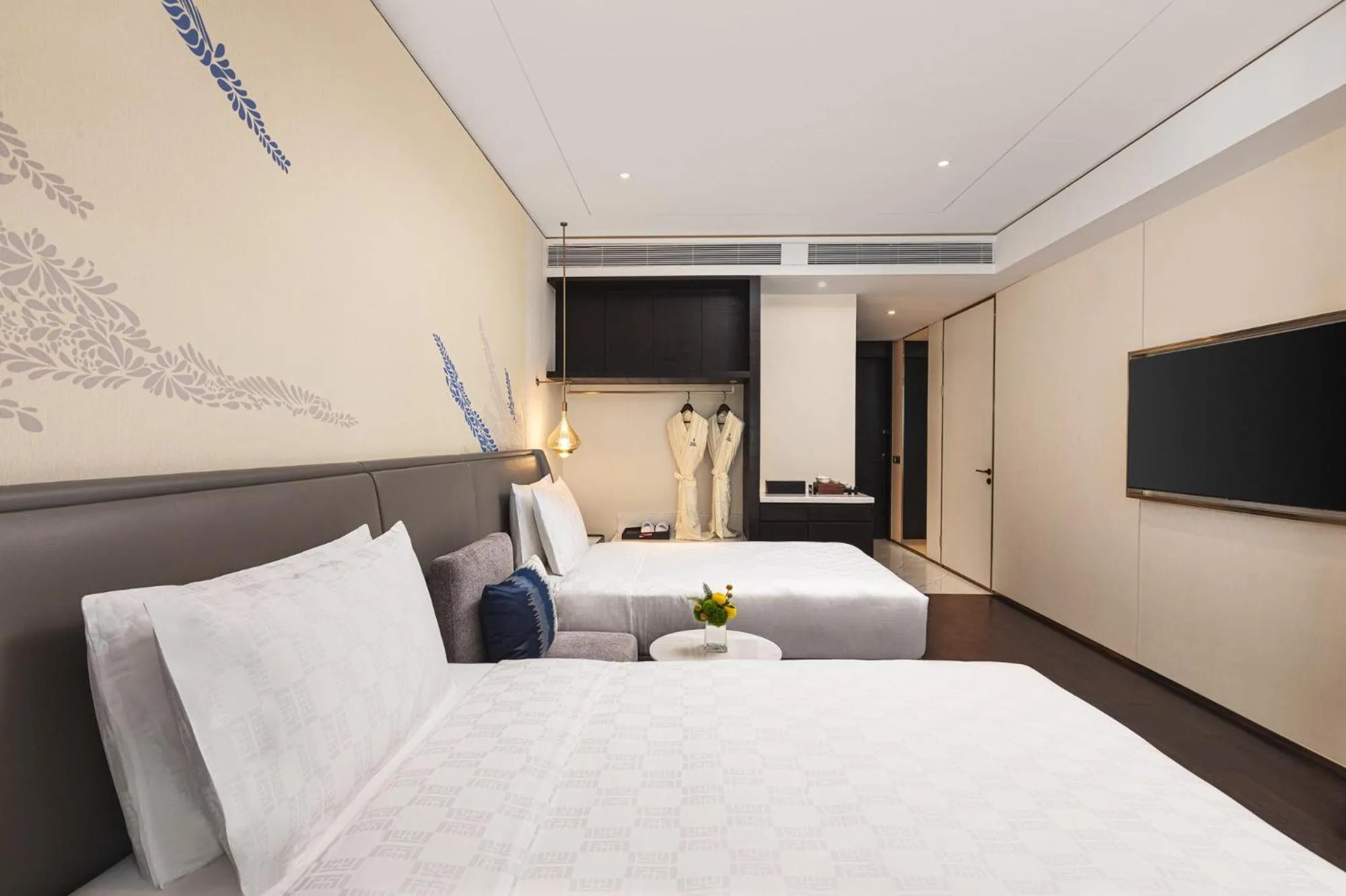 Bed in HUALUXE Shanghai Changfeng Park by IHG