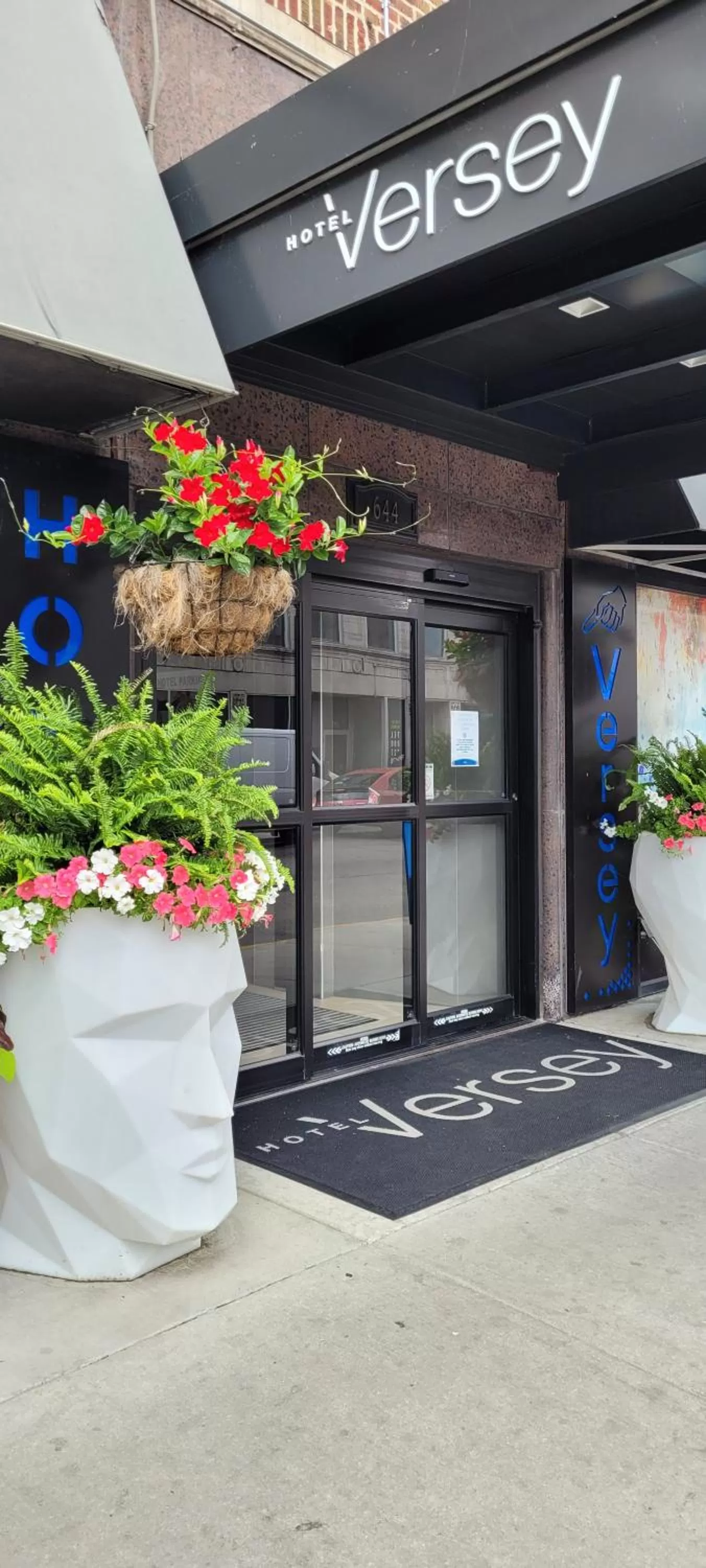 Facade/entrance in Hotel Versey Chicago Lincoln Park