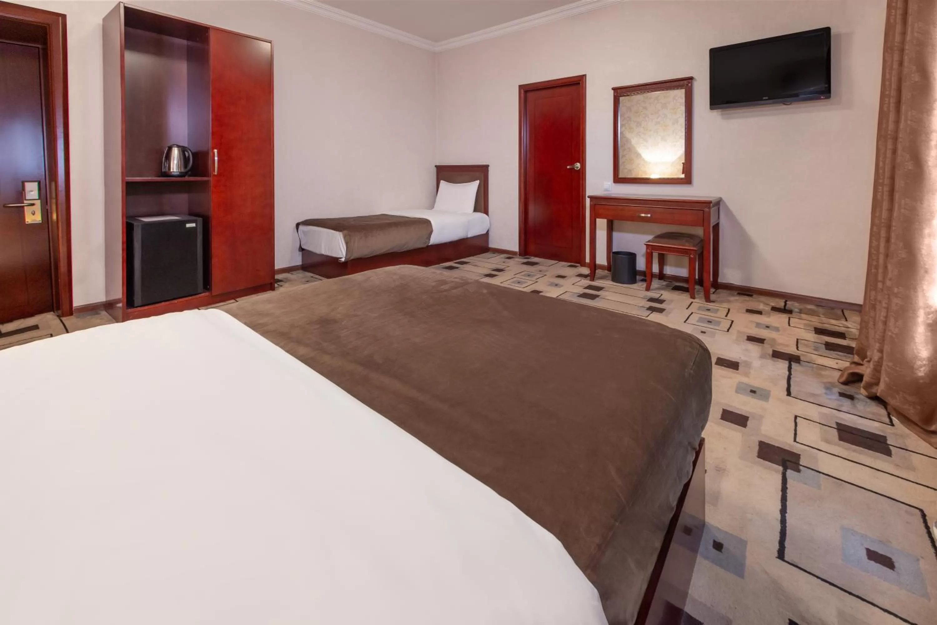 Shower, Bed in Margo Palace Hotel