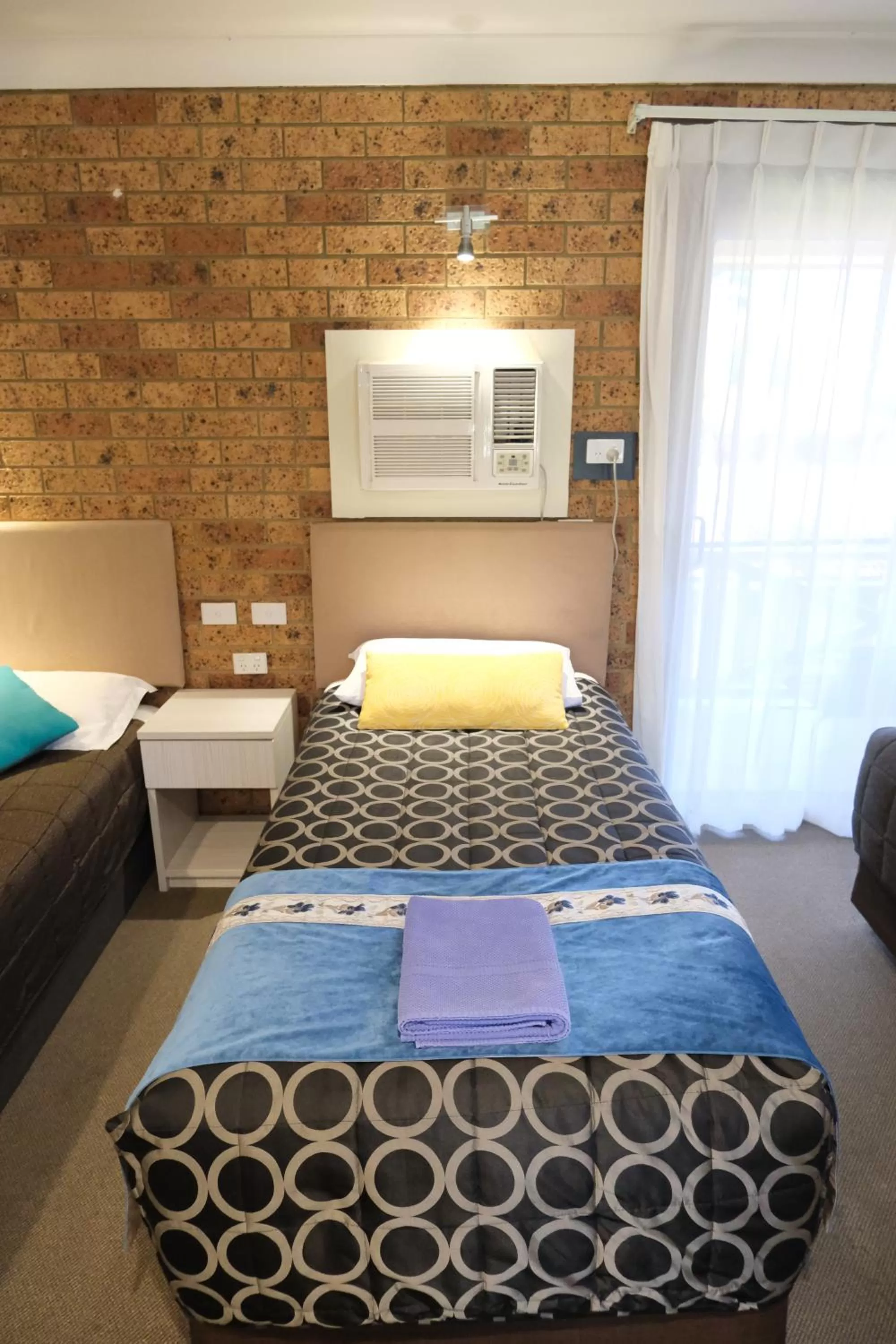 Bed in Sapphire Palms Motel