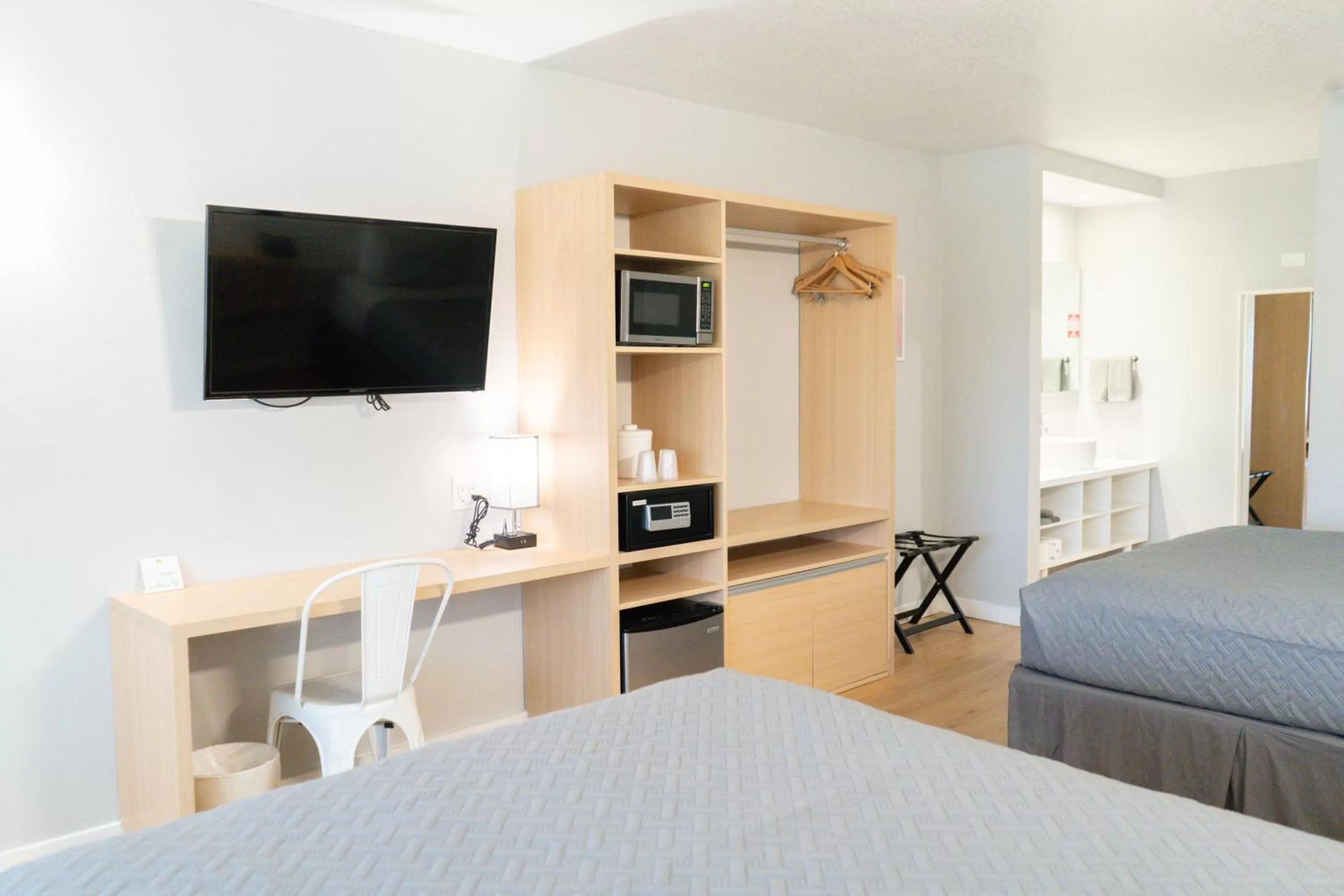 Bed in Hotel Room Near Disney 4 People