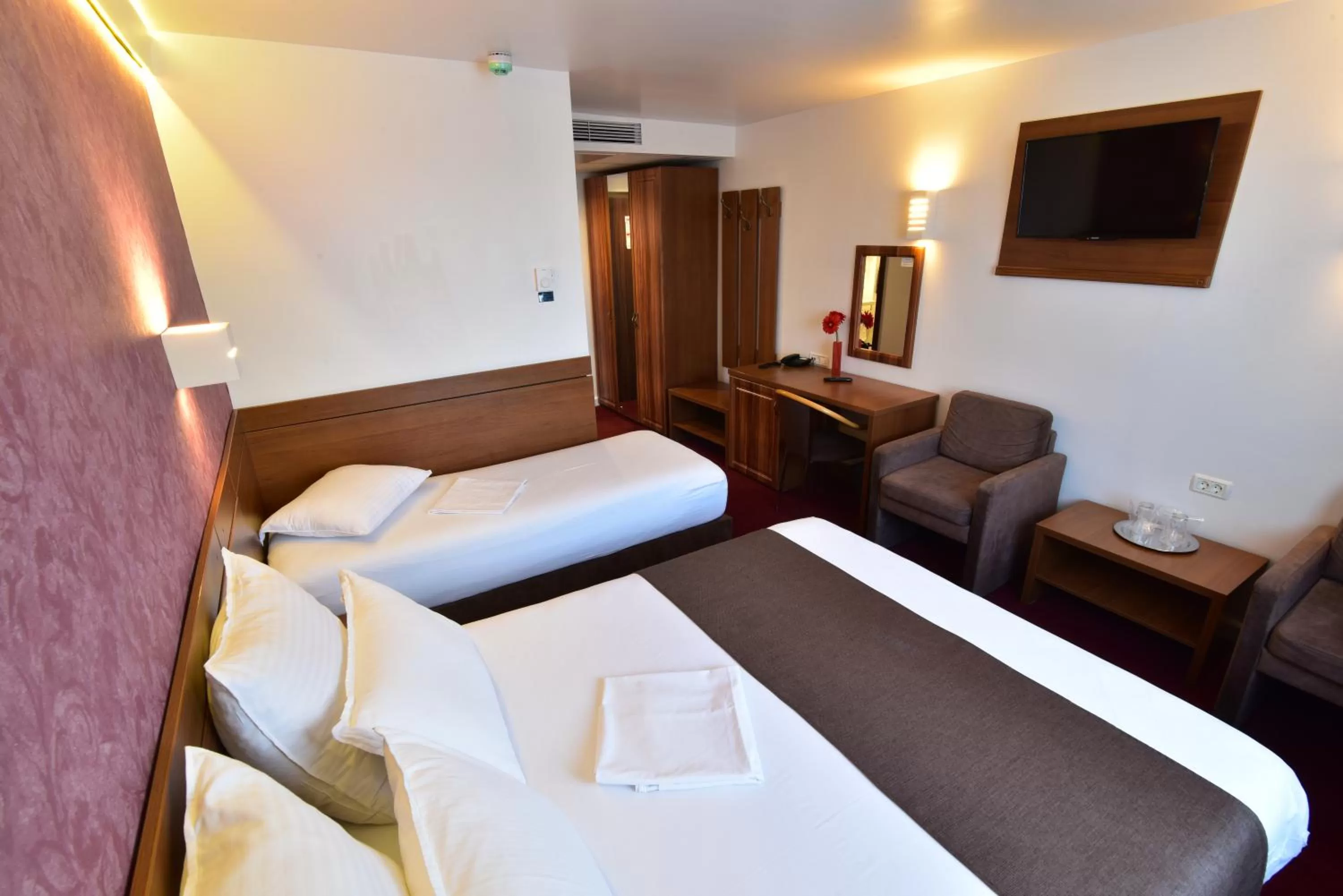 Communal lounge/ TV room, Bed in Hotel Forum