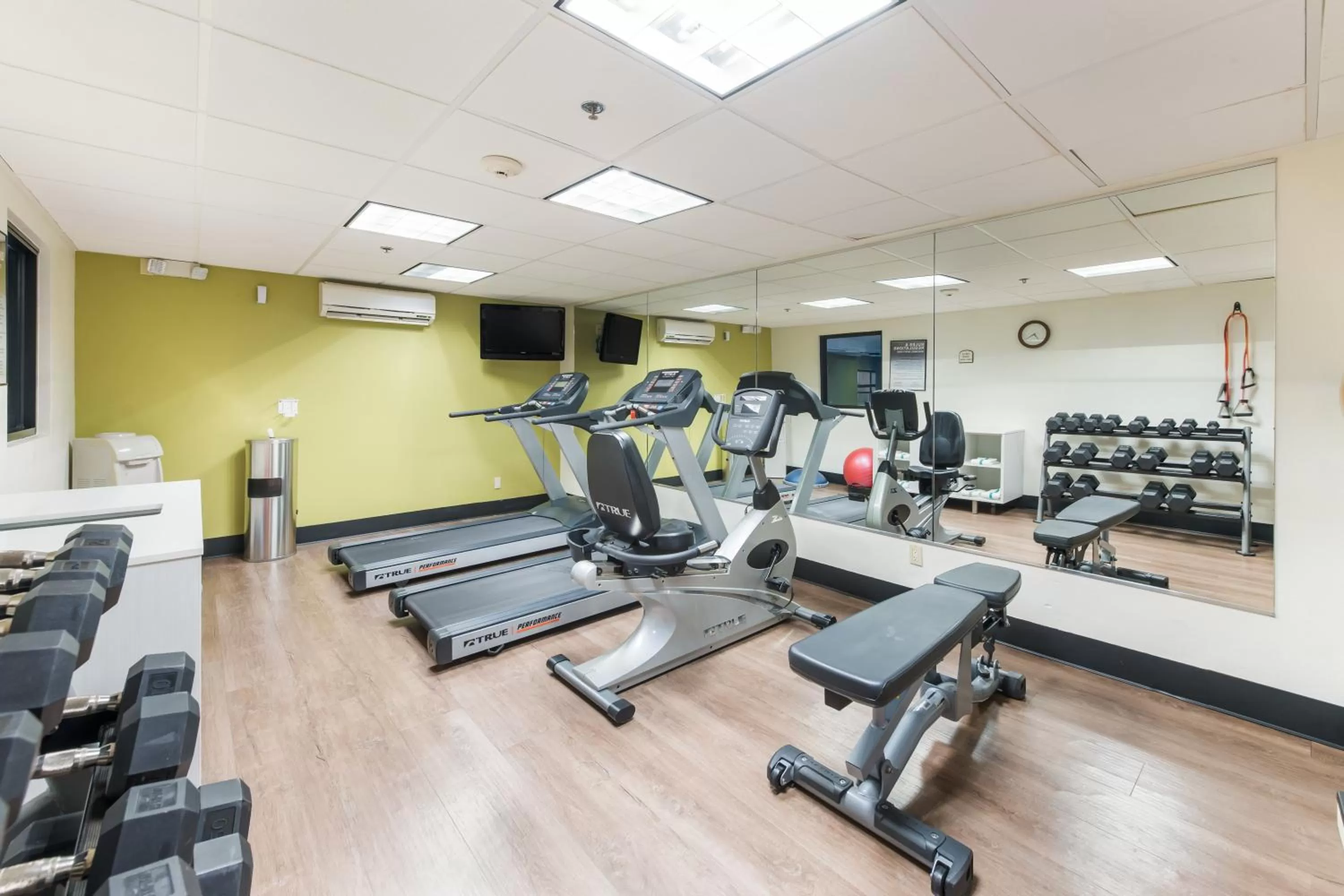 Fitness centre/facilities in Holiday Inn Express London-I-70 by IHG