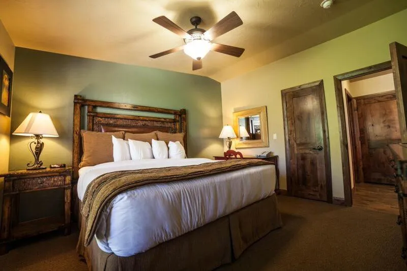Bed in Cable Mountain Lodge