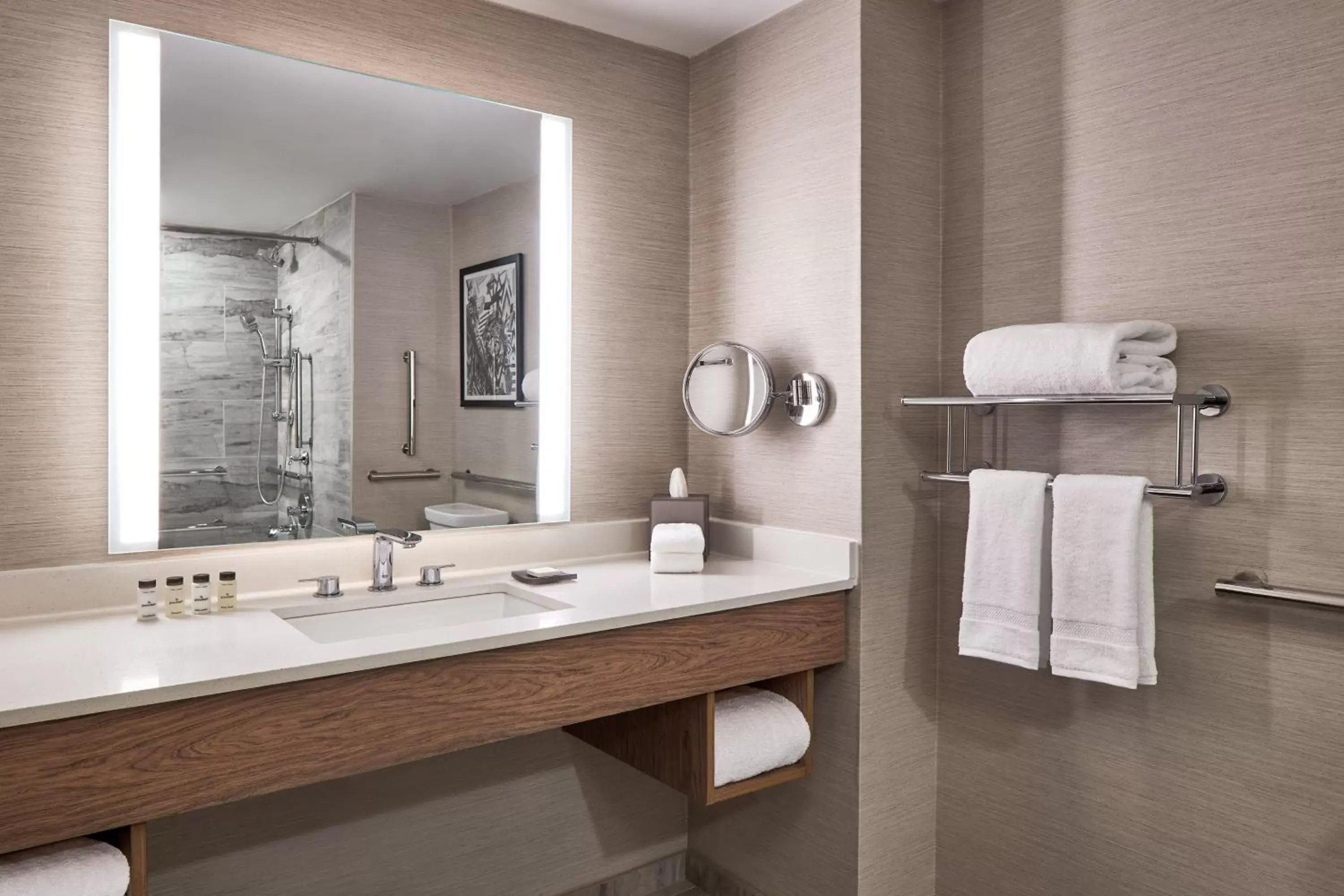 Traditional, Guest room, 1 Queen in Sheraton Richmond Airport Hotel Traditional, Guest room, 1 Queen in Sheraton Richmond Airport Hotel