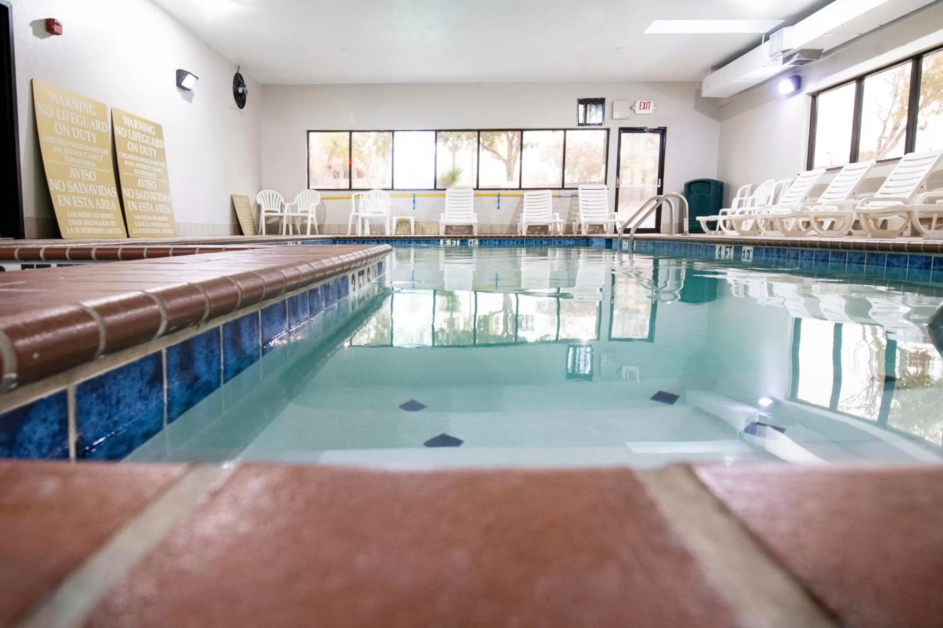 Swimming pool in Comfort Inn & Suites Near Medical Center