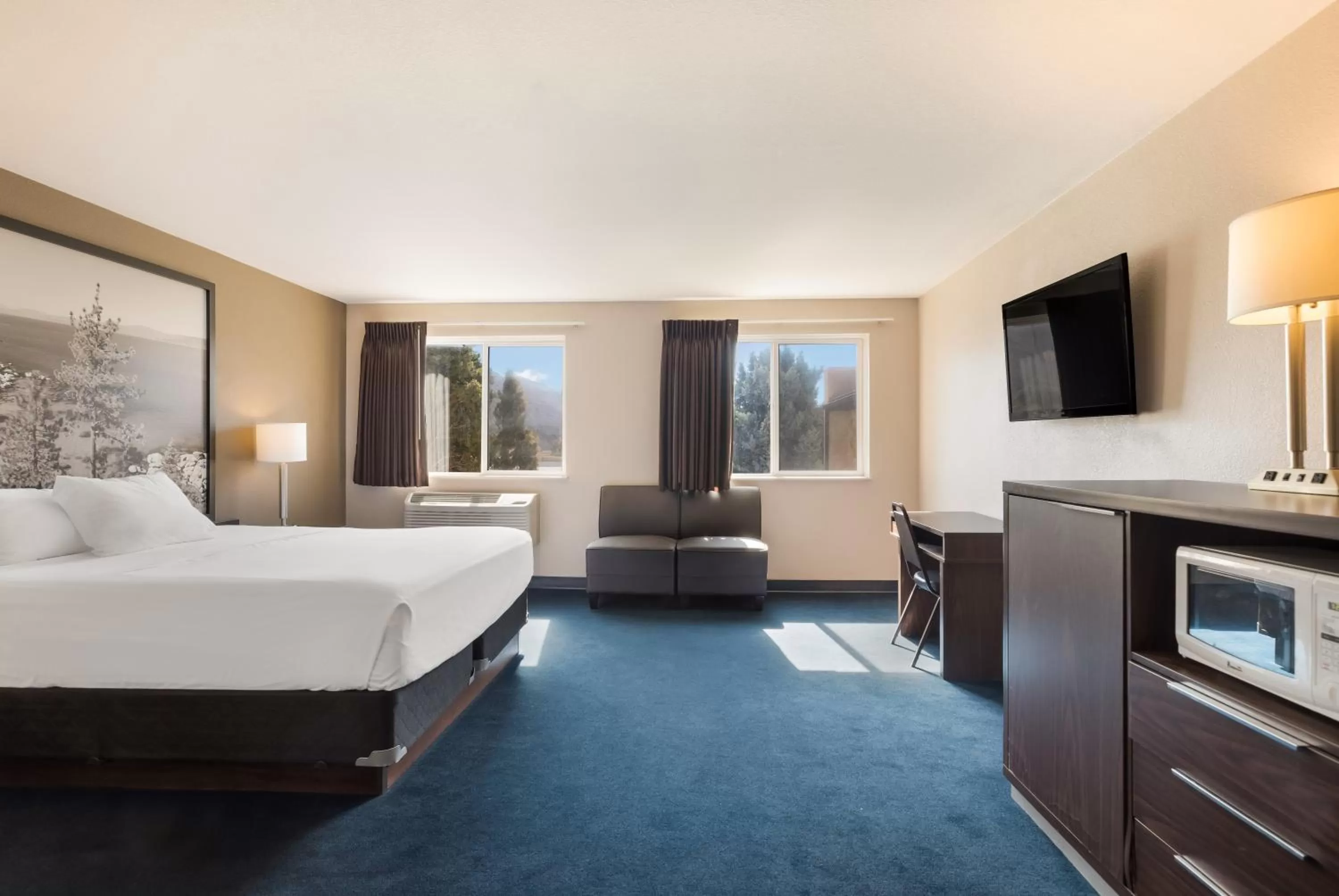 Bed in Americas Best Value Inn Sparks