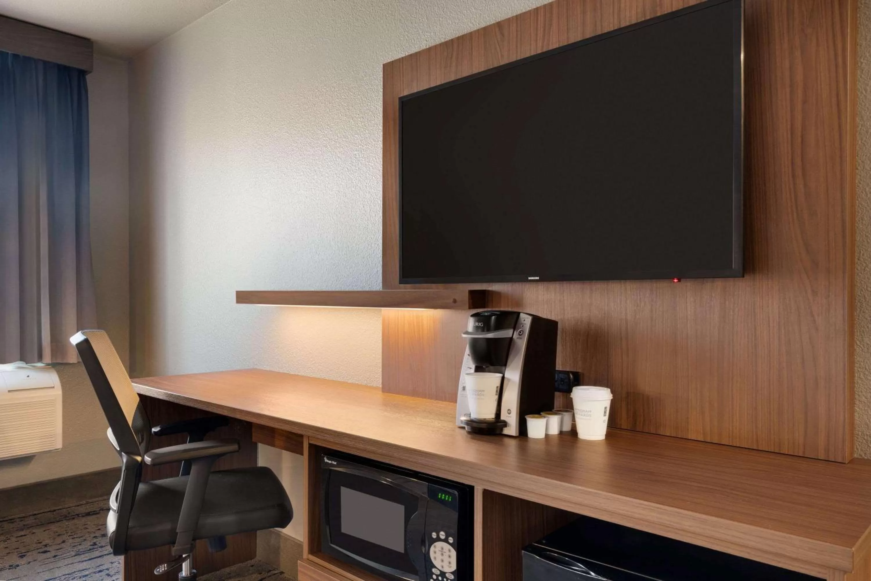 TV and multimedia in La Quinta Inn & Suites by Wyndham Springfield