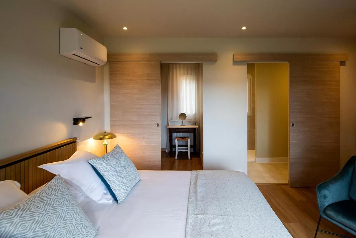 Bed in SWIM LODGE HOTEL Piscine privée ou Jacuzzi privé