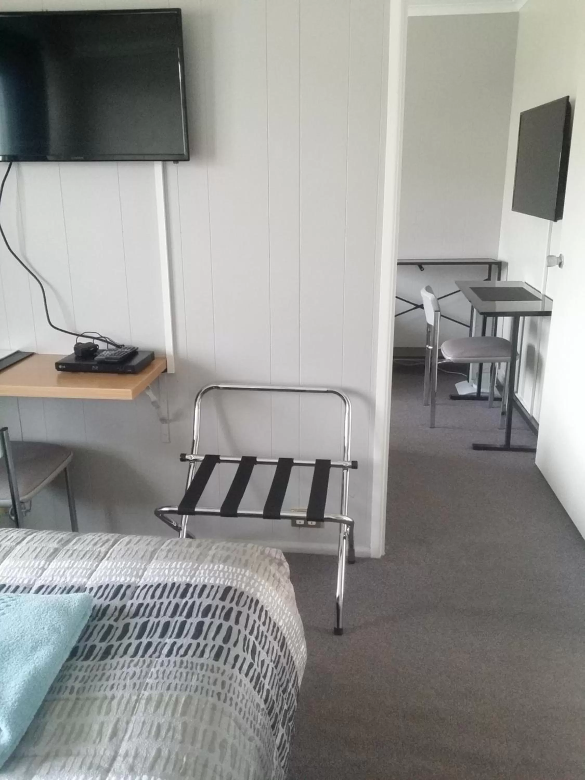 Photo of the whole room, TV/Entertainment Center in White Manor Motel