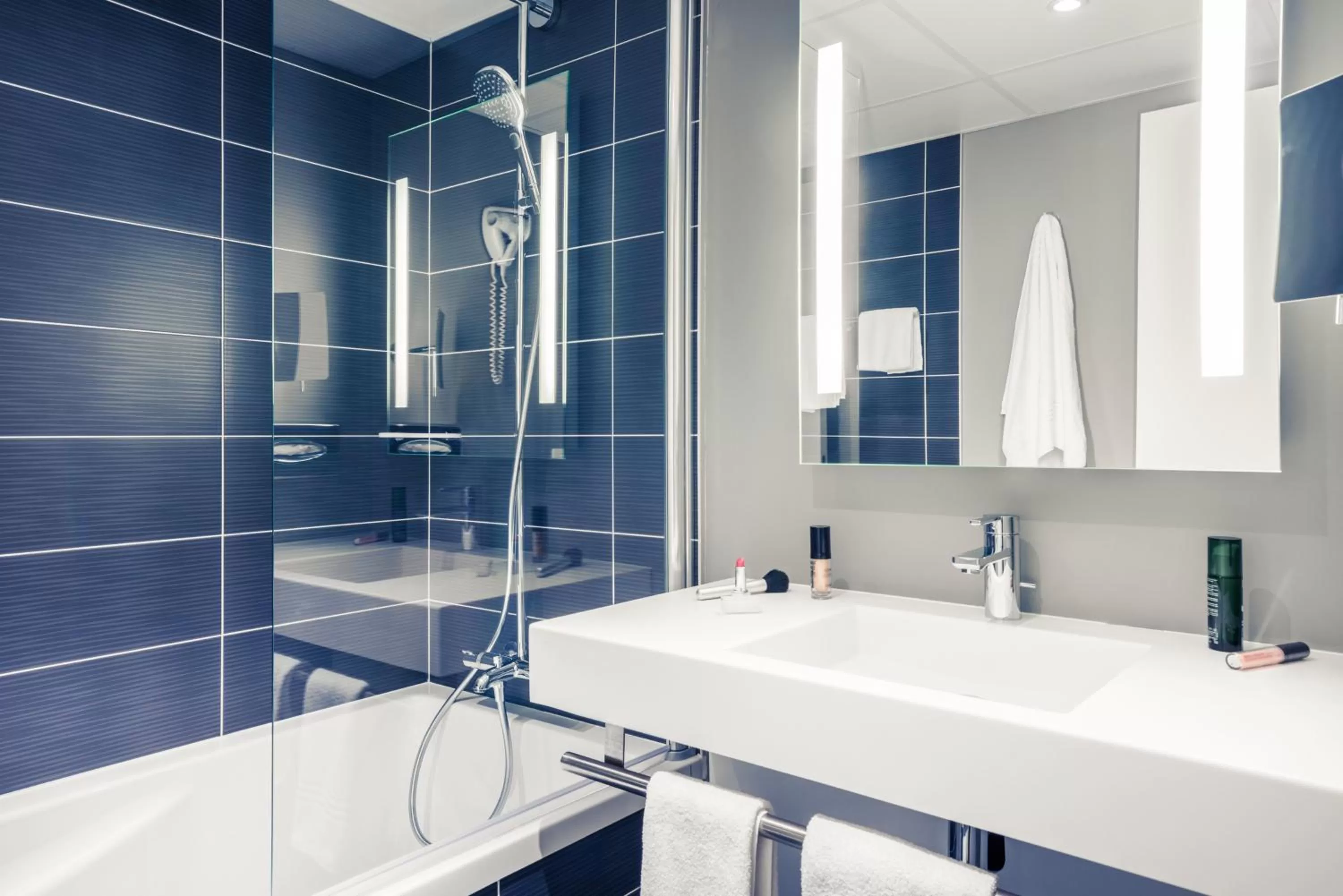 Bathroom in Mercure Compiègne Sud