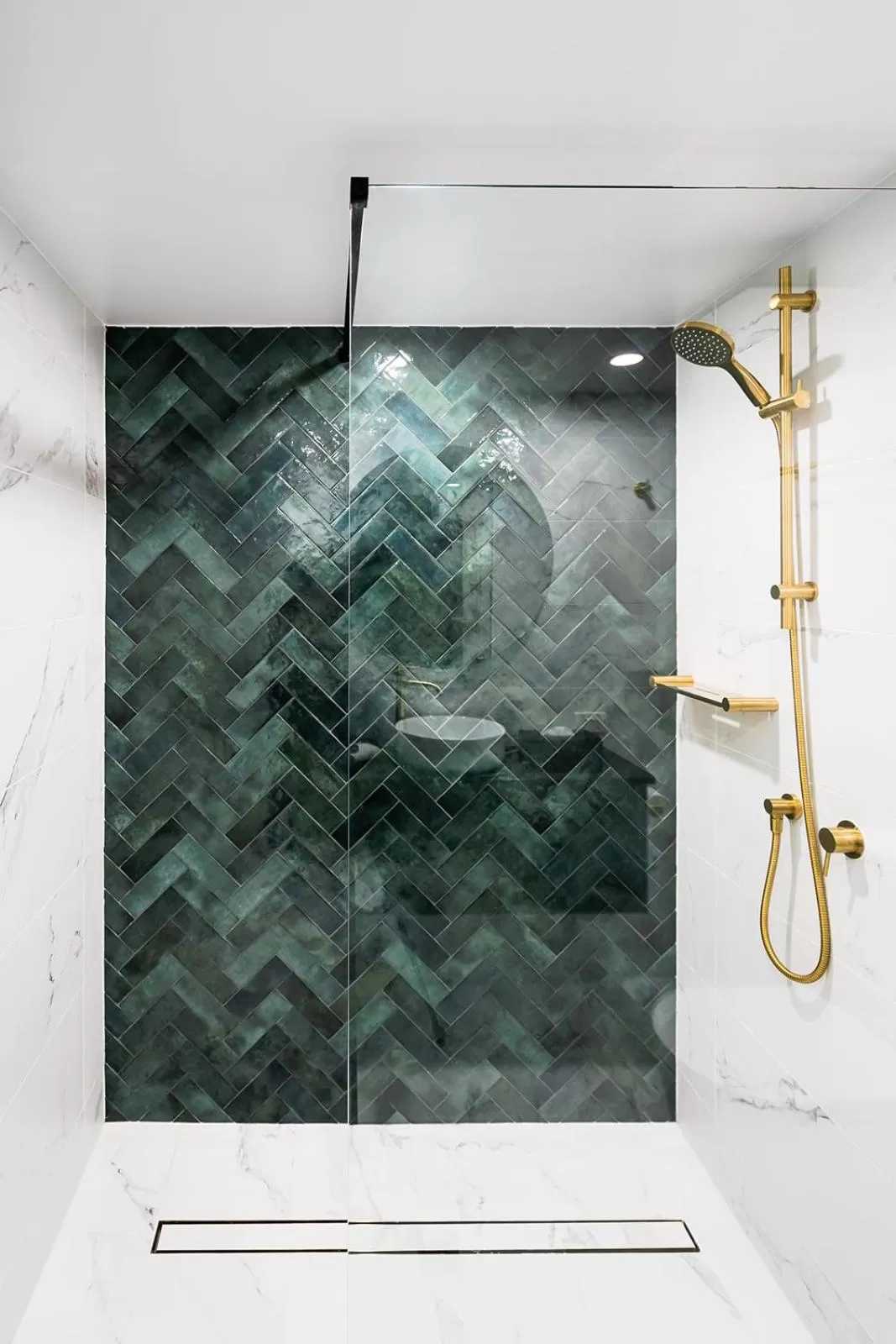 Shower in The Benson Hotel