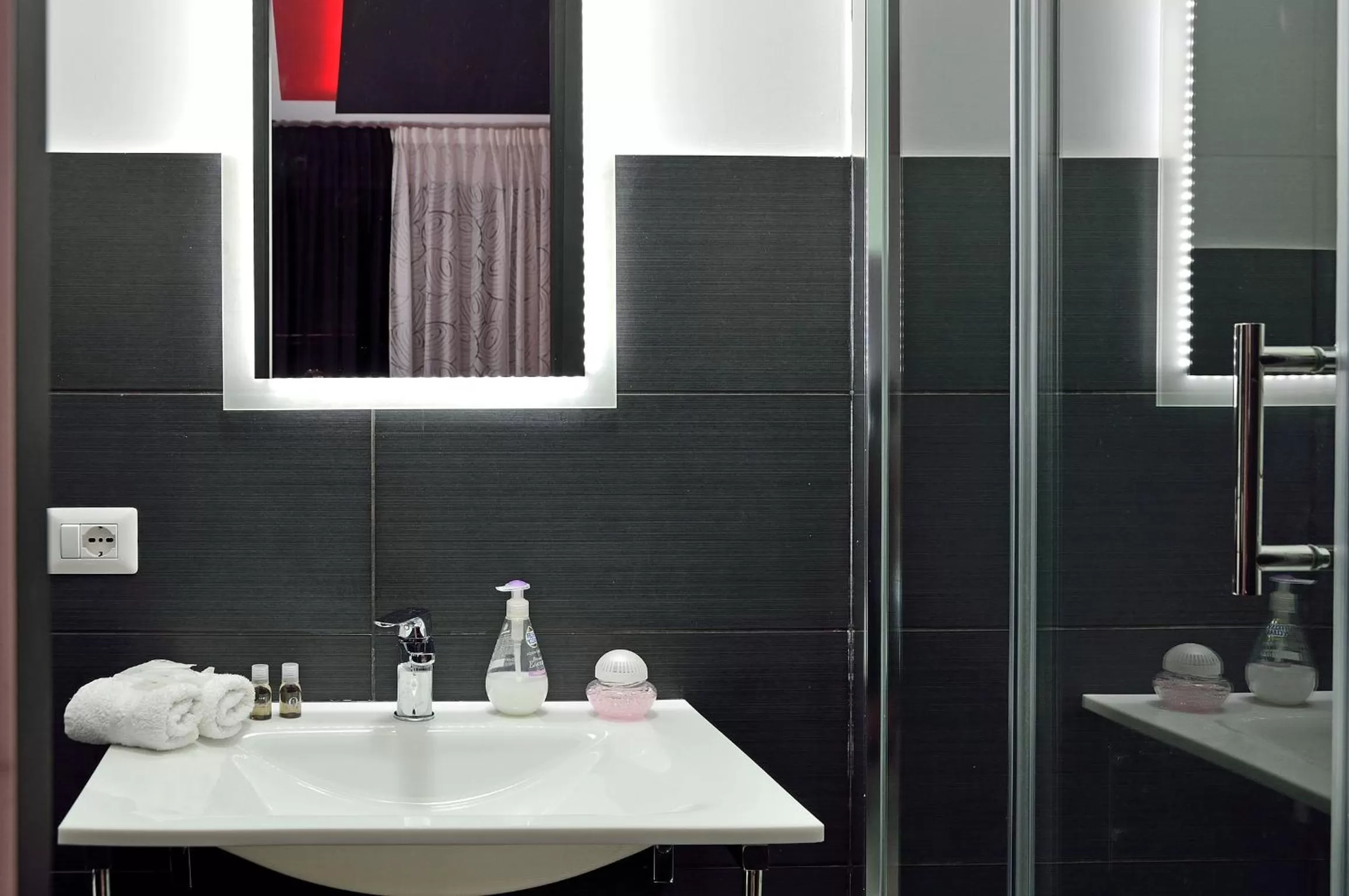 Bathroom in Black & White G&G