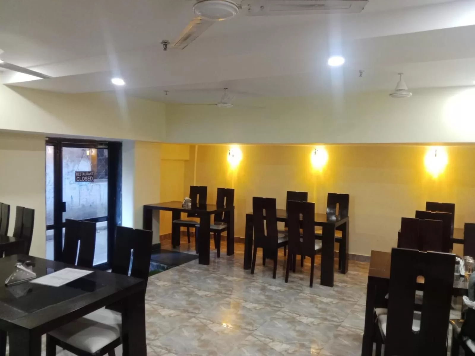 Dining area in Hotel Holiday Express