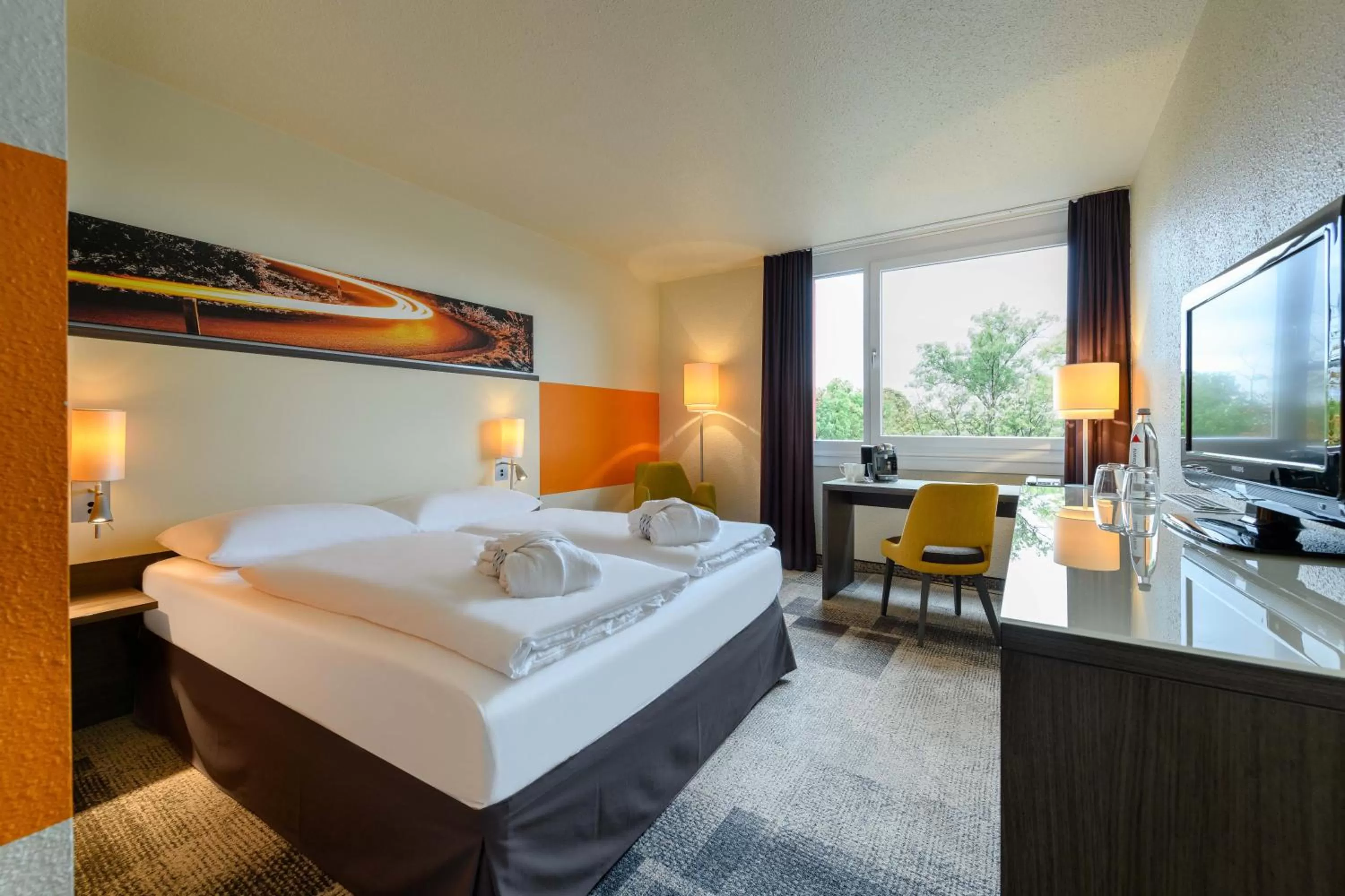 Photo of the whole room, Bed in Mercure Hotel Köln West