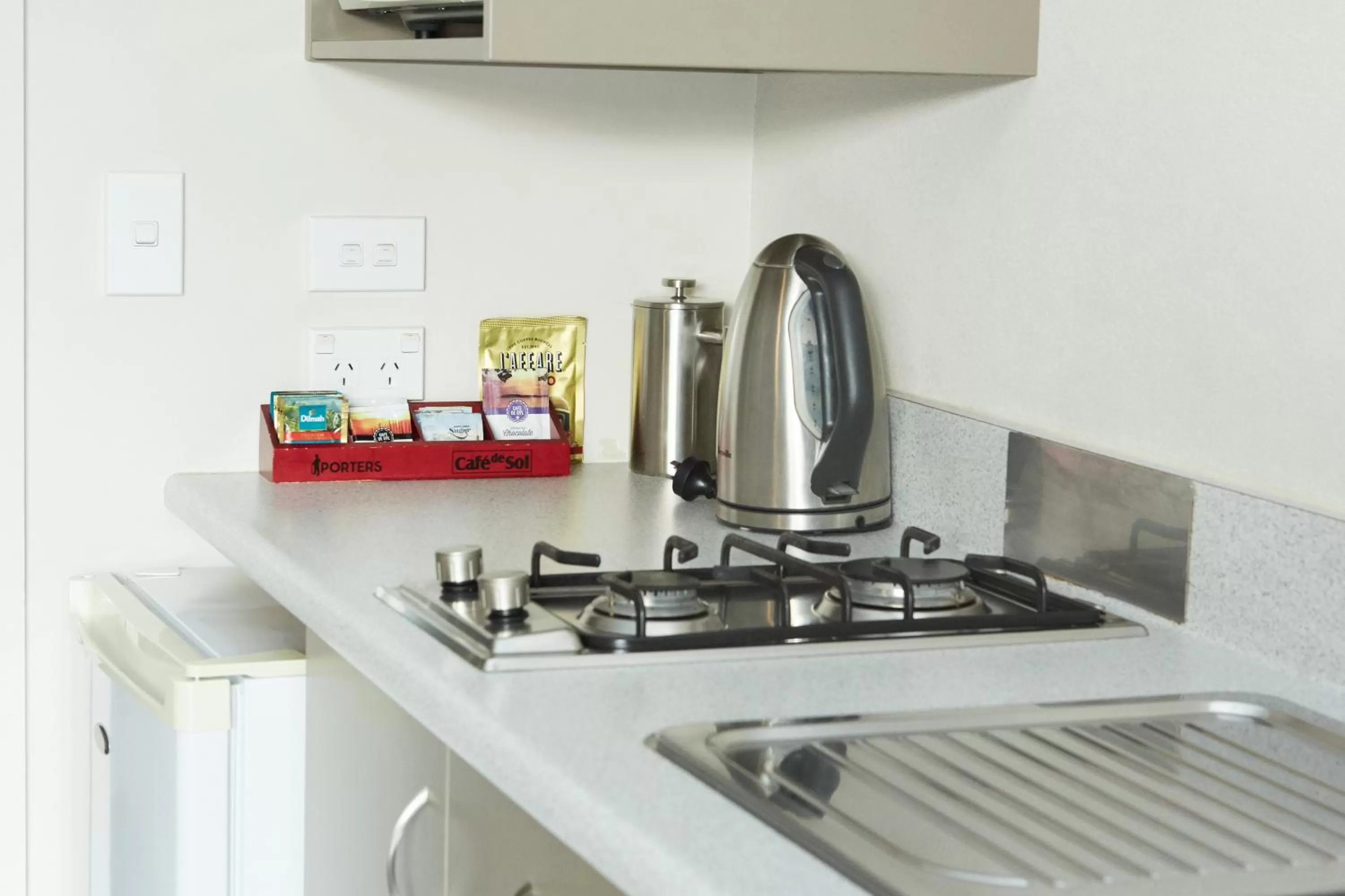 Admiral Court Motel & Apartments