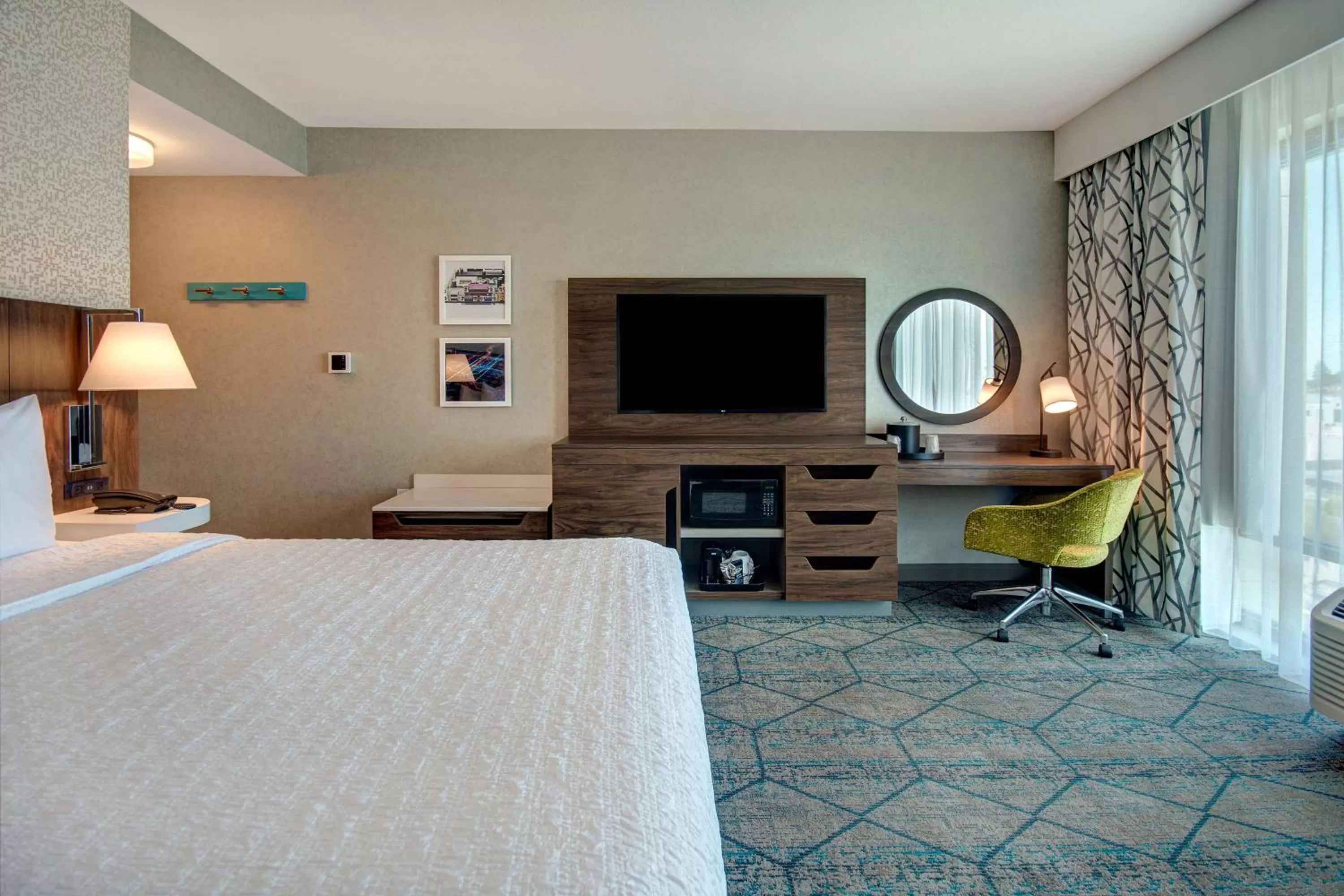 Bedroom, Bed in Hampton Inn & Suites Sunnyvale-Silicon Valley, Ca