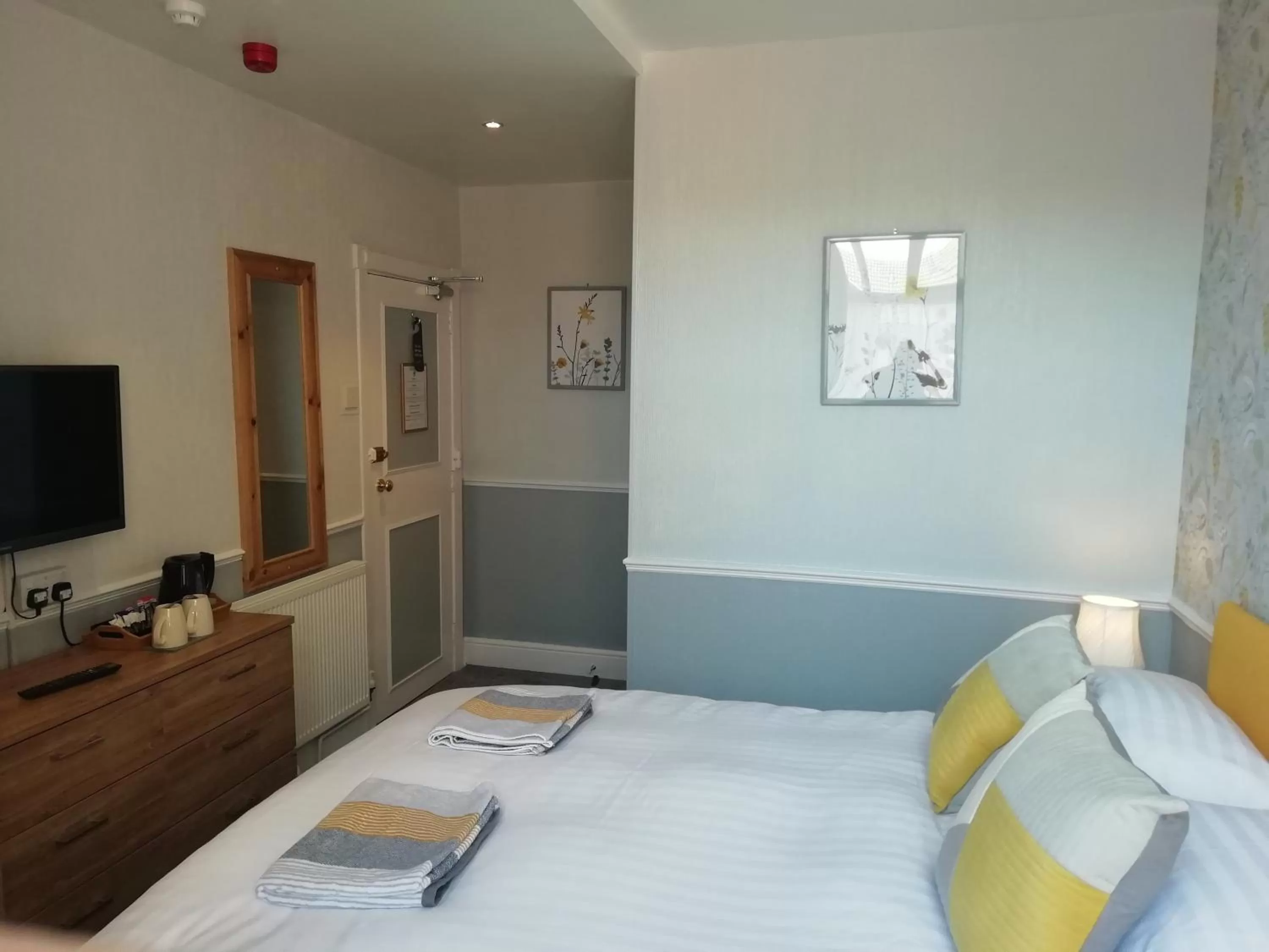 Photo of the whole room, Bed in Shirley Heights Hotel