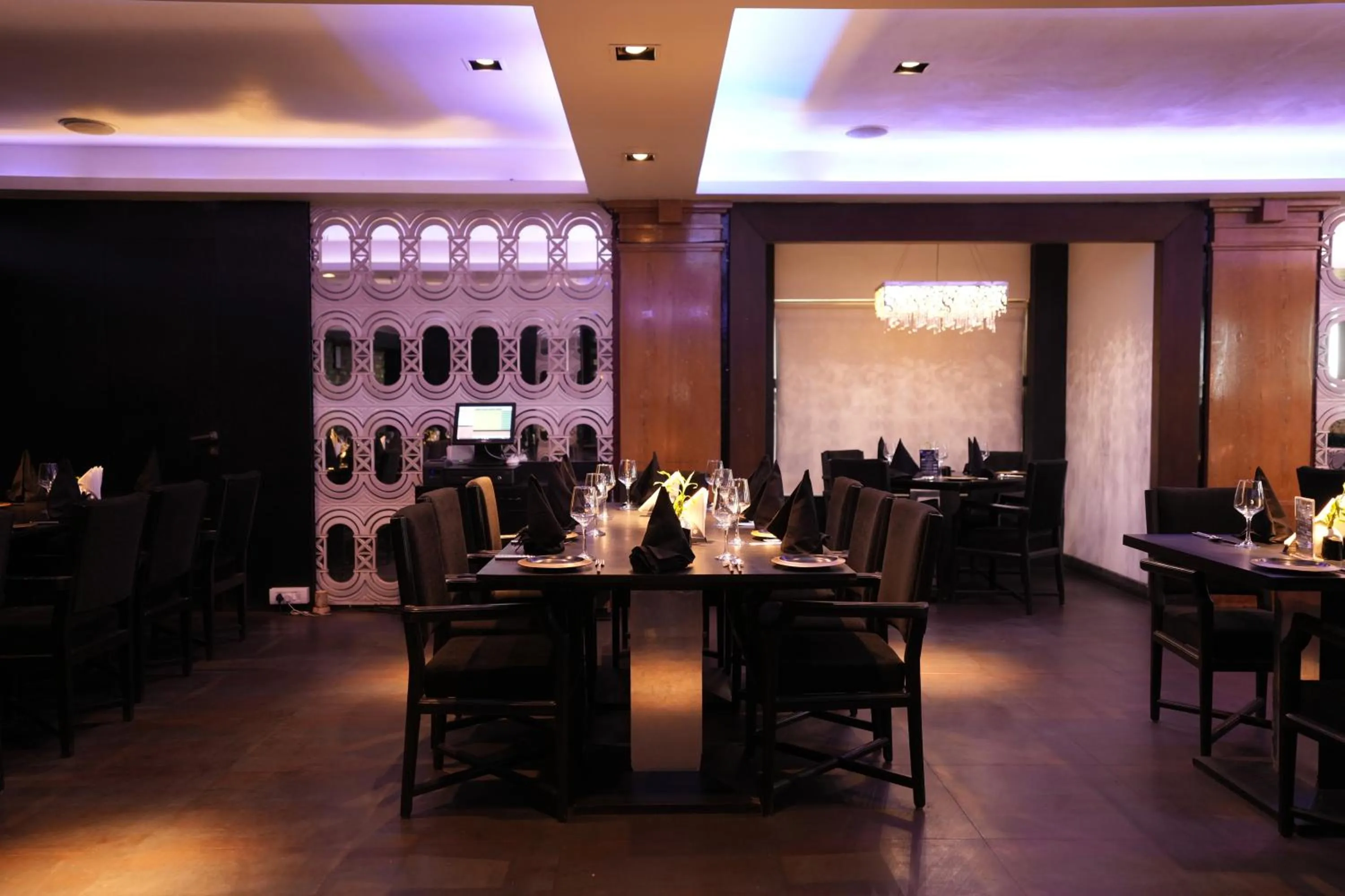 Restaurant/places to eat in Hotel Hardeo