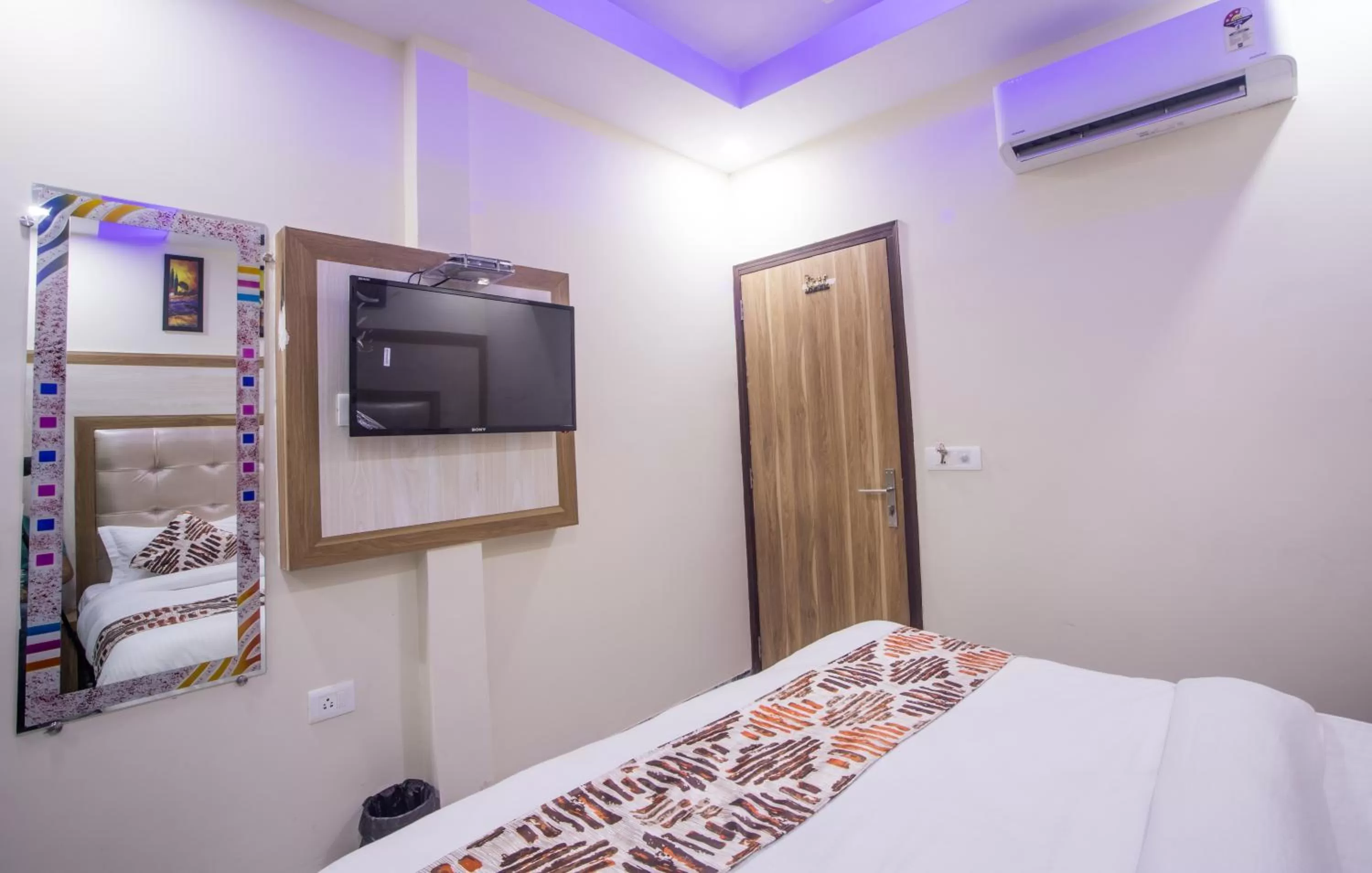 Communal lounge/ TV room, Bed in Hotel Harsha International