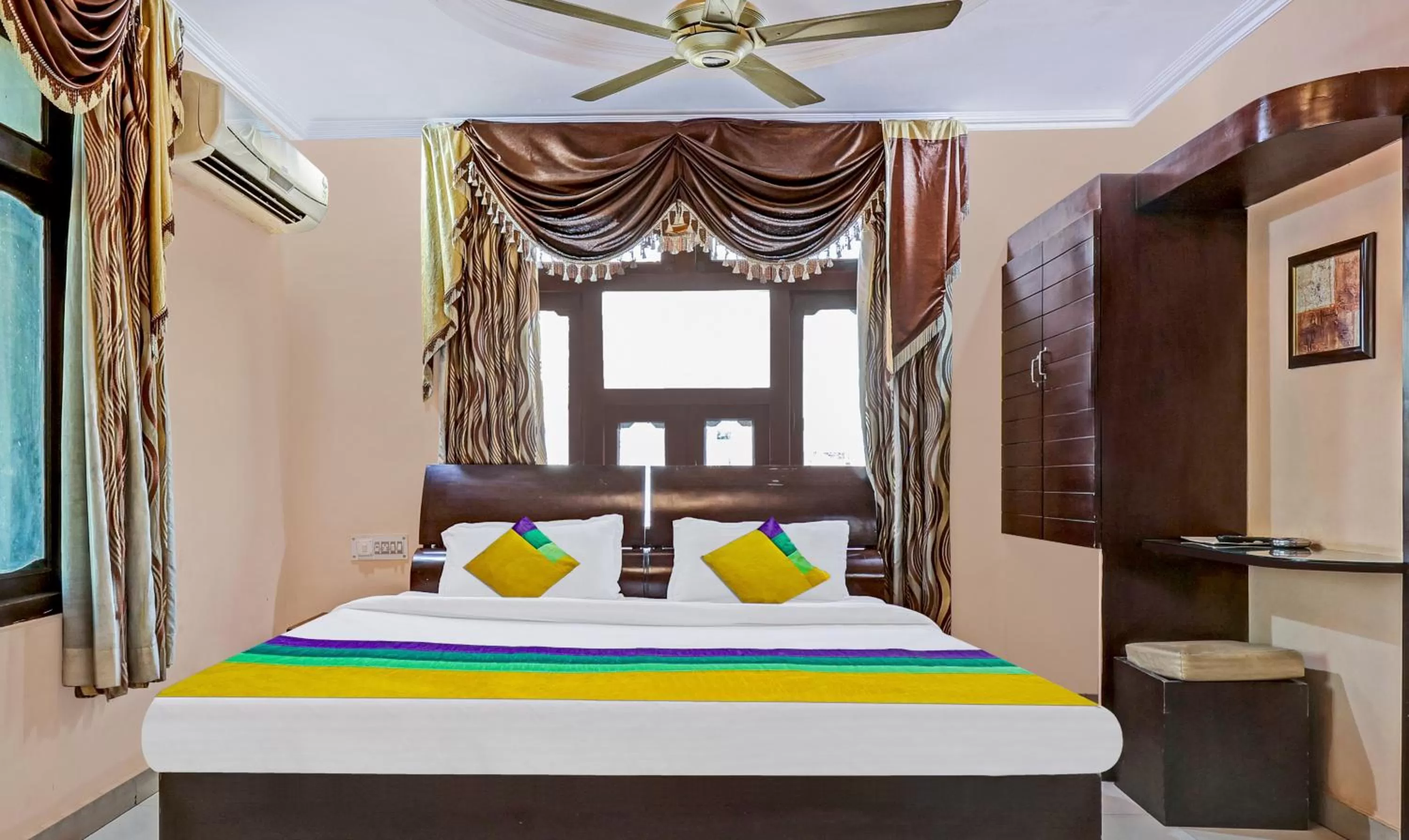 Bedroom, Bed in Itsy By Treebo - Friends