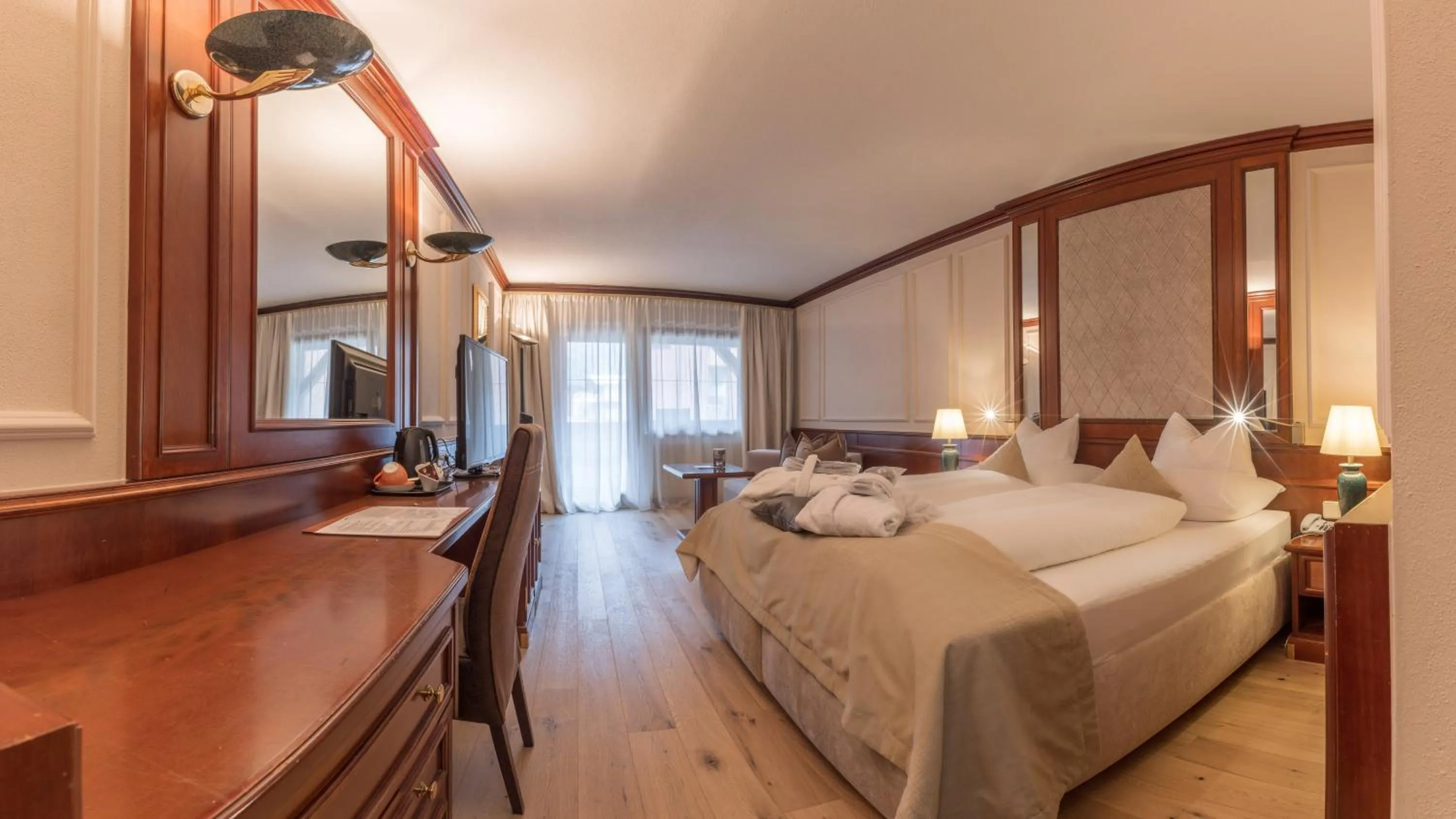 Living room, Bed in MANNI das Hotel